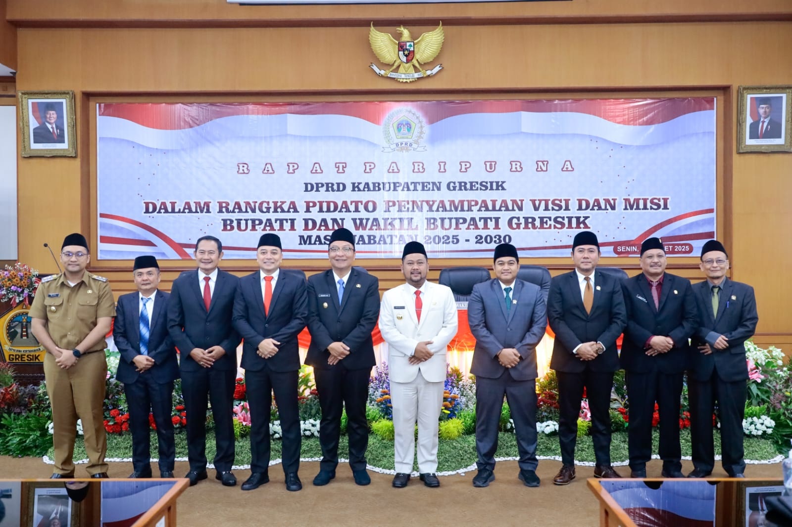 DEMI GRESIK LEBIH MAJU: Bupati Gresik Fandi Akhmad Yani dan Wakil Bupati dr Asluchul Alif dan jajaran Forkopimda berfoto bersama usai Rapat Paripurna DPRD Kabupaten Gresik, Senin (3/3).