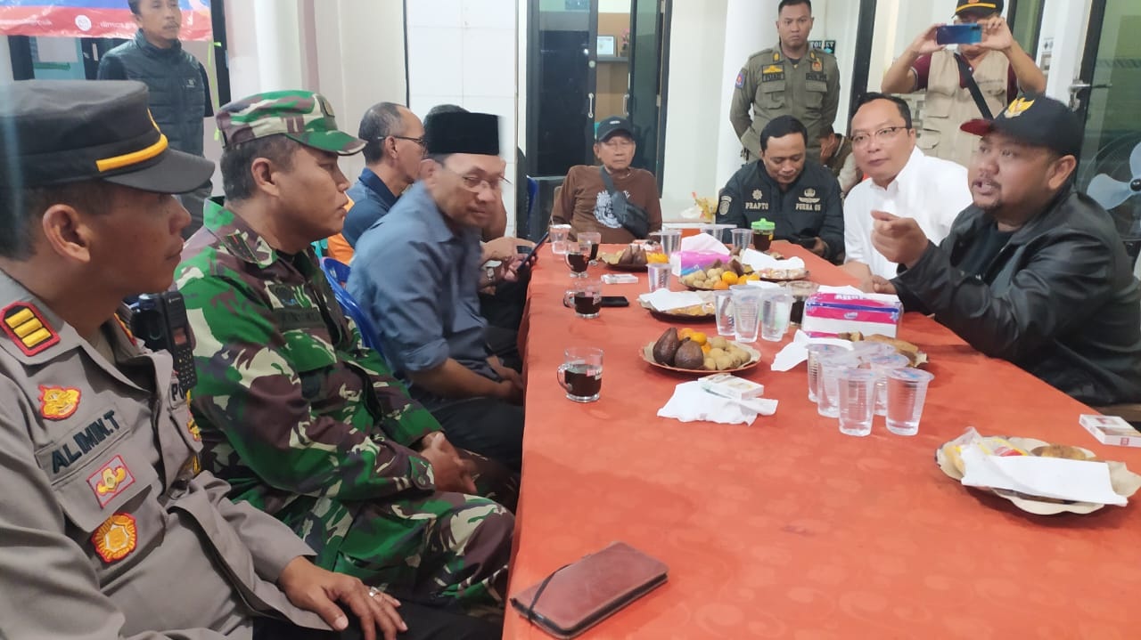 DISKUSI: Bupati Fandi Akhmad Yani ditemani Wabup Gresik saat mengunjungi warga terdampak Banjir Kali Lamong di Balai Desa Kedungrukem, Minggu (2/3/2025).