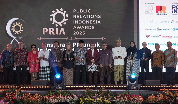 PRESTASI: VP Komunikasi Korporat Petrokimia Gresik, Rama Yusron Harbiansyah (lima dari kanan) bersama para pemenang Ajang PRIA 2025.