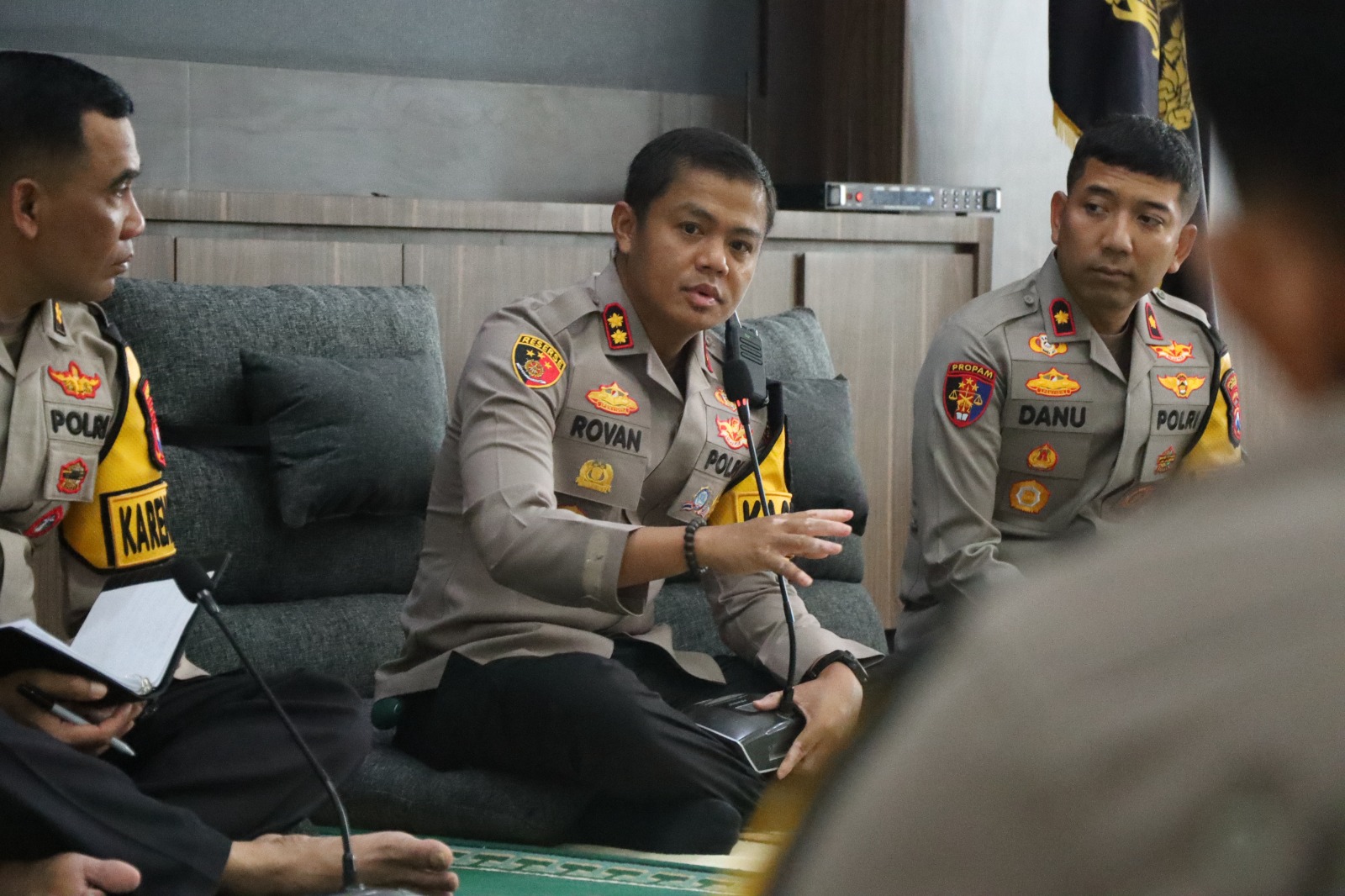BERI ARAHAN : Kapolres Gresik AKBP Rovan saat memberikan pesan arahan kepada jajaranya terkait Sitkamtibmas di wilayah hukum Polres Gresik selama Ramadan.