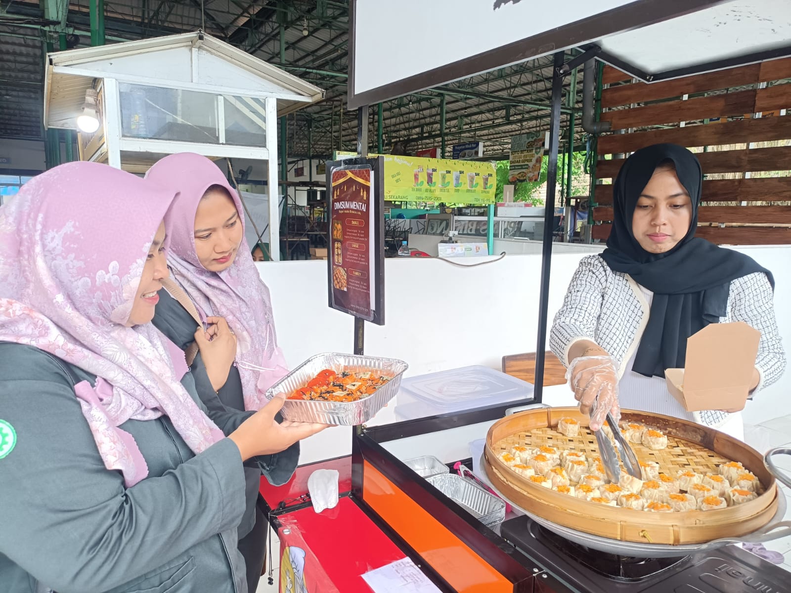 Menggoda : Dimsum Mentai di Pujasera Joglo Petro jadi primadona takjil di bulan Ramadan.