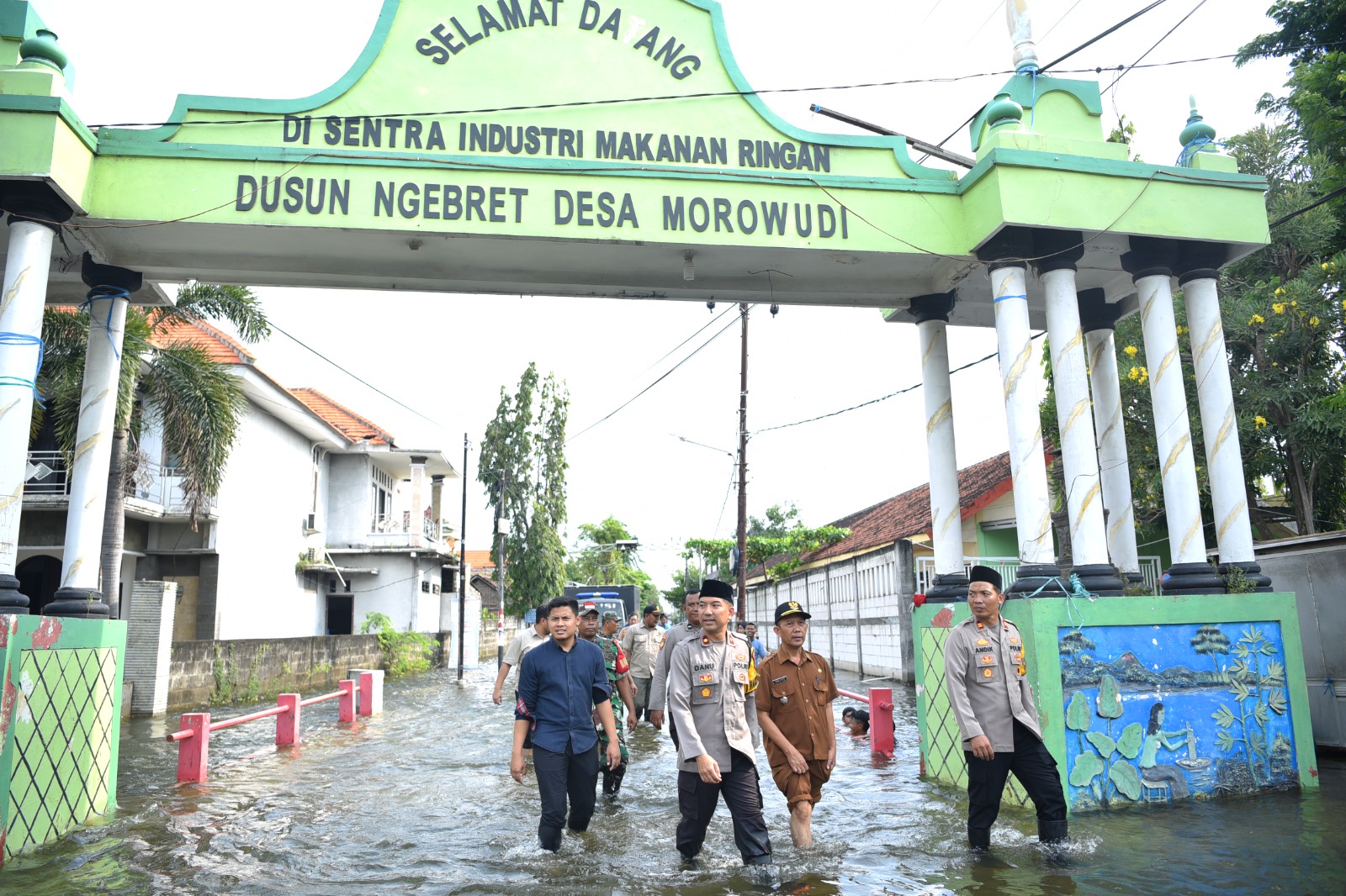 TURUN LANGSUNG : Wakapolres Gresik, Kompol Danu Anindhito Kuncoro Putro, Kapolsek Cerme Iptu Andik beserta jajaranya saat meninjau langsung dan bakti sosial di Desa Morowudi, Kecamatan Cerme, Kabupat