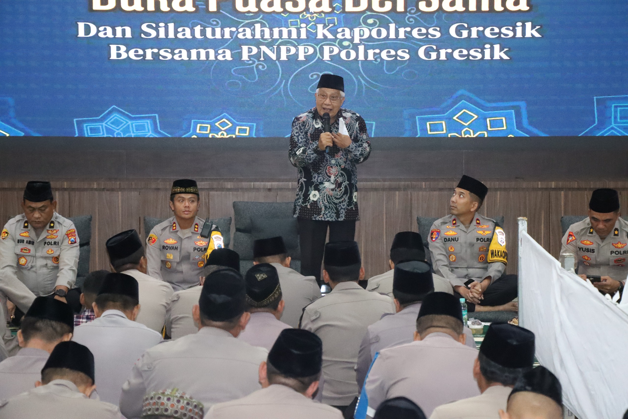 KHUSUK: Kapolres Gresik AKBP Rovan Richard Mahenu bersama jajaran Polres Gresik saat menggelar silaturahmi dengan jajaran di Mapolres Gresik.