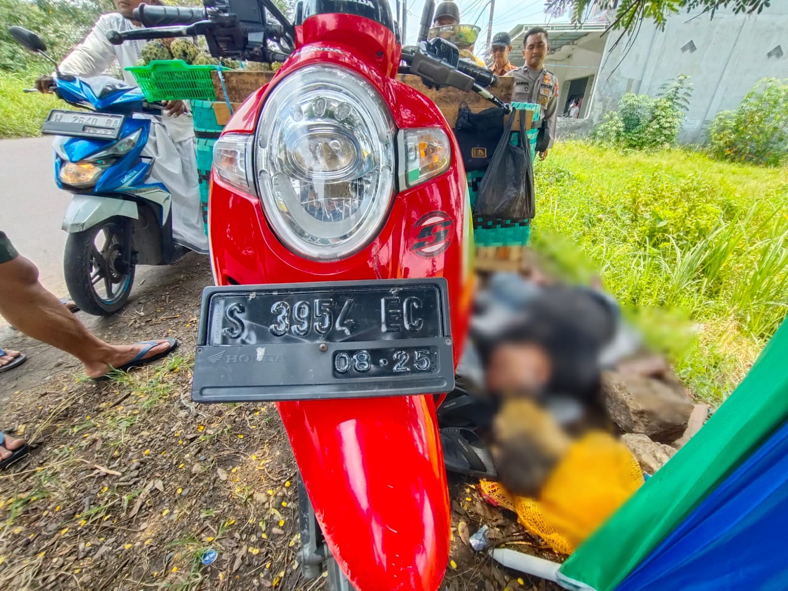 MENINGGAL: Korban ditemukan meninggal dunia di samping motornya, saat berjualan di Jalan Raya Kalipadang, Desa Kalipadang, Kecamatan Benjeng, Gresik.