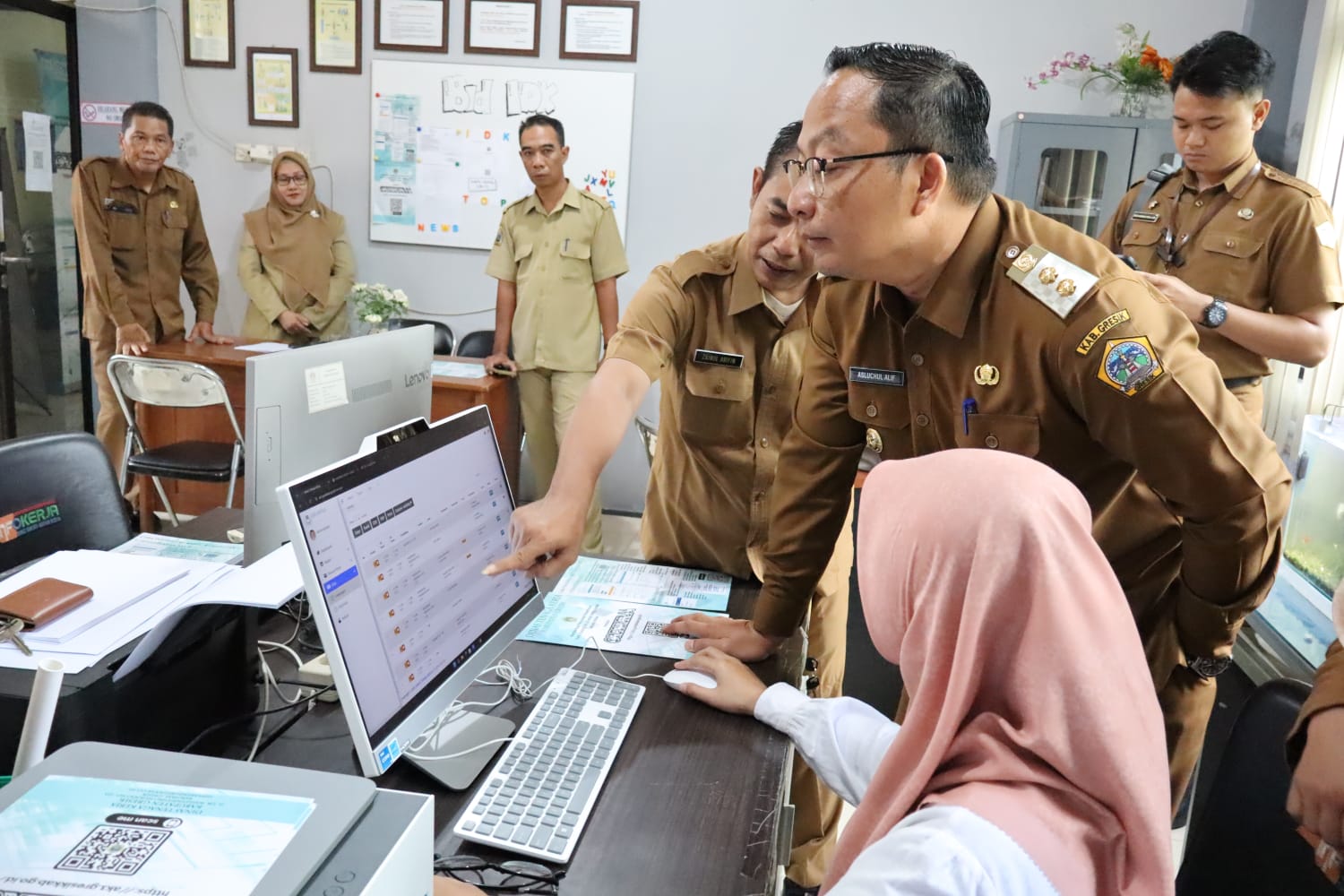 SIDAK: Wakil Bupati Gresik dr. Asluchul Alif saat melakukan sidak ke kantor Disnaker Gresik terkait pelayanan serapan tenaga kerja lokal.
