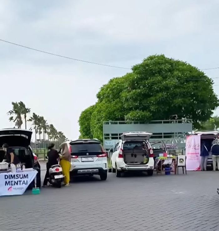 AZKIA/RADAR GRESIK  RAMAI: Sejumlah pedagang takjil di area ini kini berjualan menggunakan mobil pribadi mereka, menggantikan gerobak atau motor yang biasa digunakan pada tahun-tahun sebelumnya.