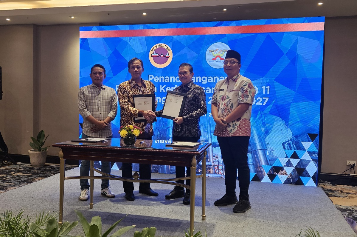 Era Baru PT Smelting : Presiden Direktur PT Smelting, Tony Wenas (dua dari kanan) berfoto bersama Ketua Serikat Karyawan Smelting (SKS), Priatma Oktiawan disaksikan Wakil Bupati Gresik, Asluchul Alif.