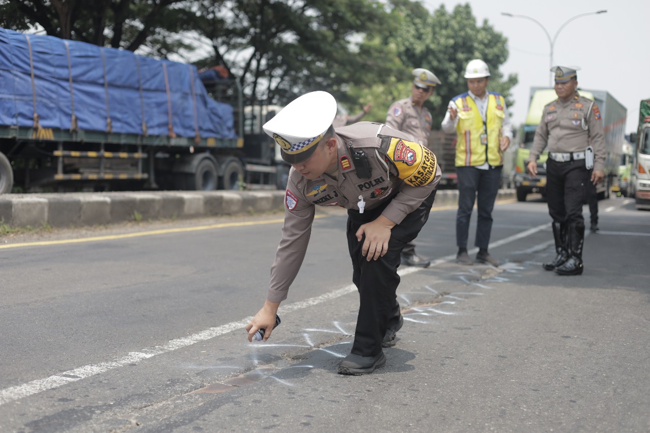 CEK: Satuan Lalu Lintas (Satlantas) Polres Gresik bersama instansi terkait melaksanakan survey jalur blackspot dan trouble spot di Jalan Raya Duduksampean, Gresik, Jumat (7/3).