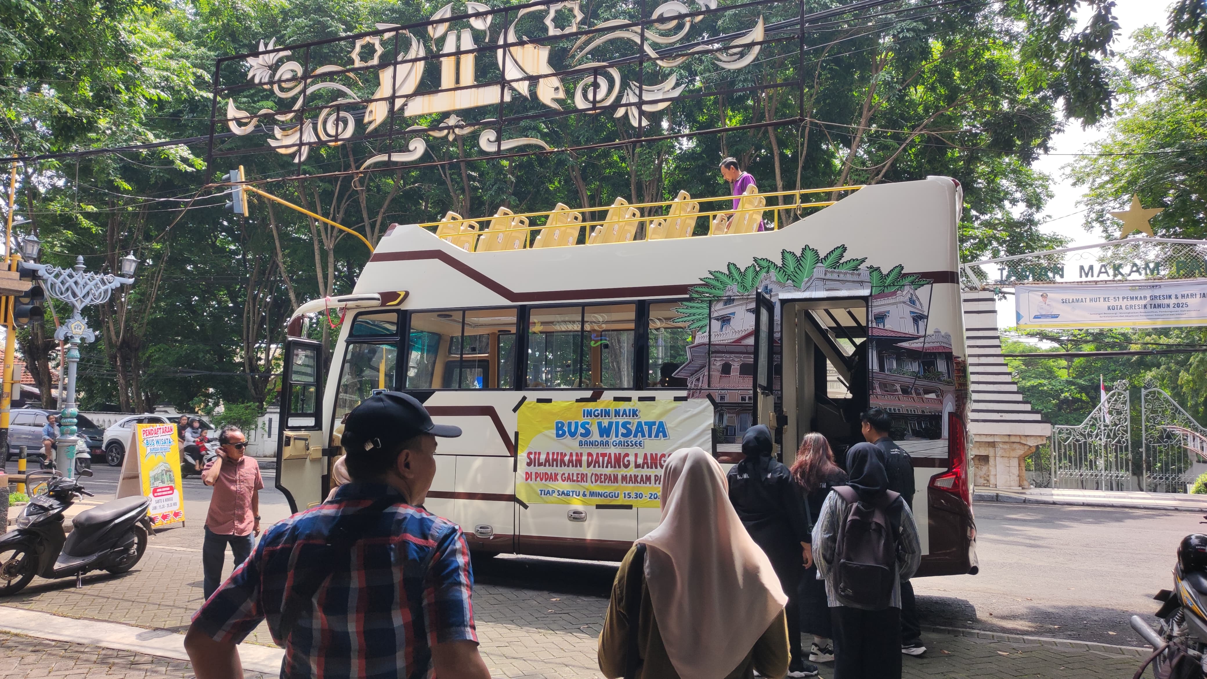 WISATA HERITAGE: Dinas Komunikasi dan Informatika (Kominfo) Provinsi Jawa Timur berkesempatan mencoba pengalaman naik Bus Wisata Bandar Grissee yang dikelola oleh Dinas Pariwisata dan Ekonomi Kreatif