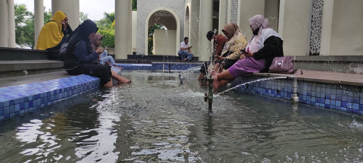 Terapi Ikan: Nikmati Pengalaman Ngabuburit Sambil Relaksasi di Masjid KH Ahmad Dahlan Gresik