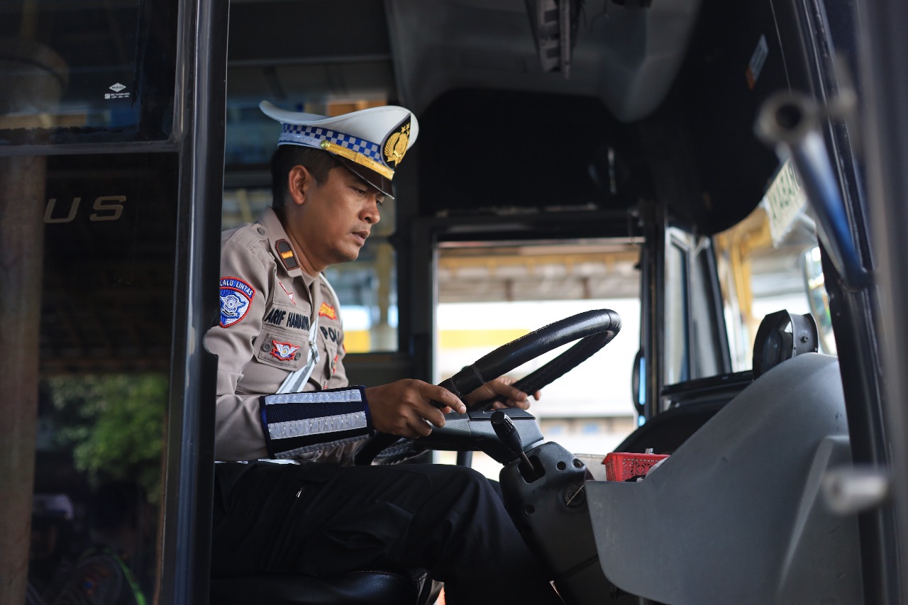 RAMP CHECK: Anggota Satlantas Polres Gresik saat menggelar Ramp Chek terhadap sejumlah kendaraan Bus menjelang mudik Lebaran 2025 di Terminal Bunder, Gresik.