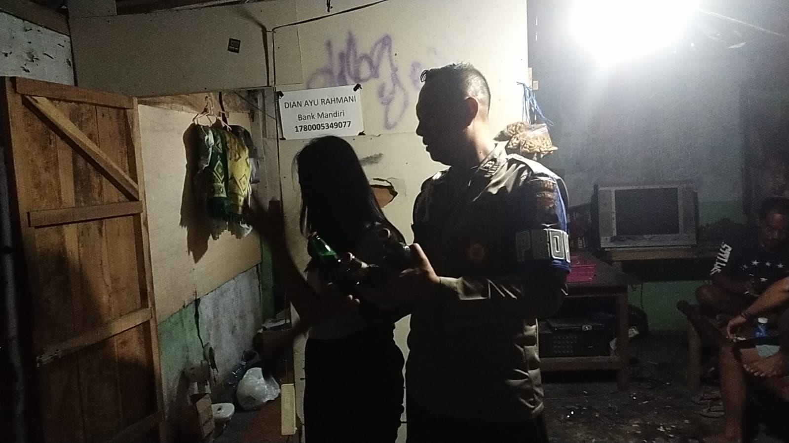 RAZIA MIRAS : Petugas gabungan TNI- Polri dan Satpol PP saat melakukan razia sejumlah warung dan mengamankan pemilik warung yang kedapatan menjual miras di wilayah Kecamatan Dukun, Gresik.