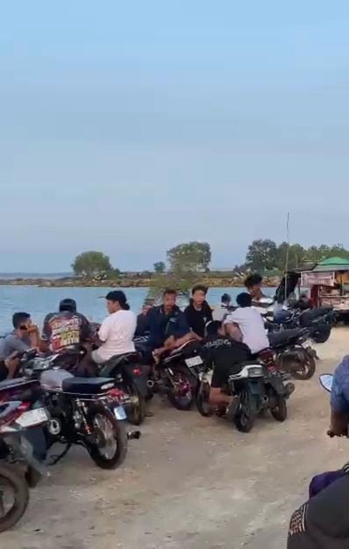 TRADISI: Plengsengan Ujungpangkah, salah satu destinasi favorit di Kabupaten Gresik, semakin populer sebagai tempat ngabuburit menjelang waktu berbuka puasa.