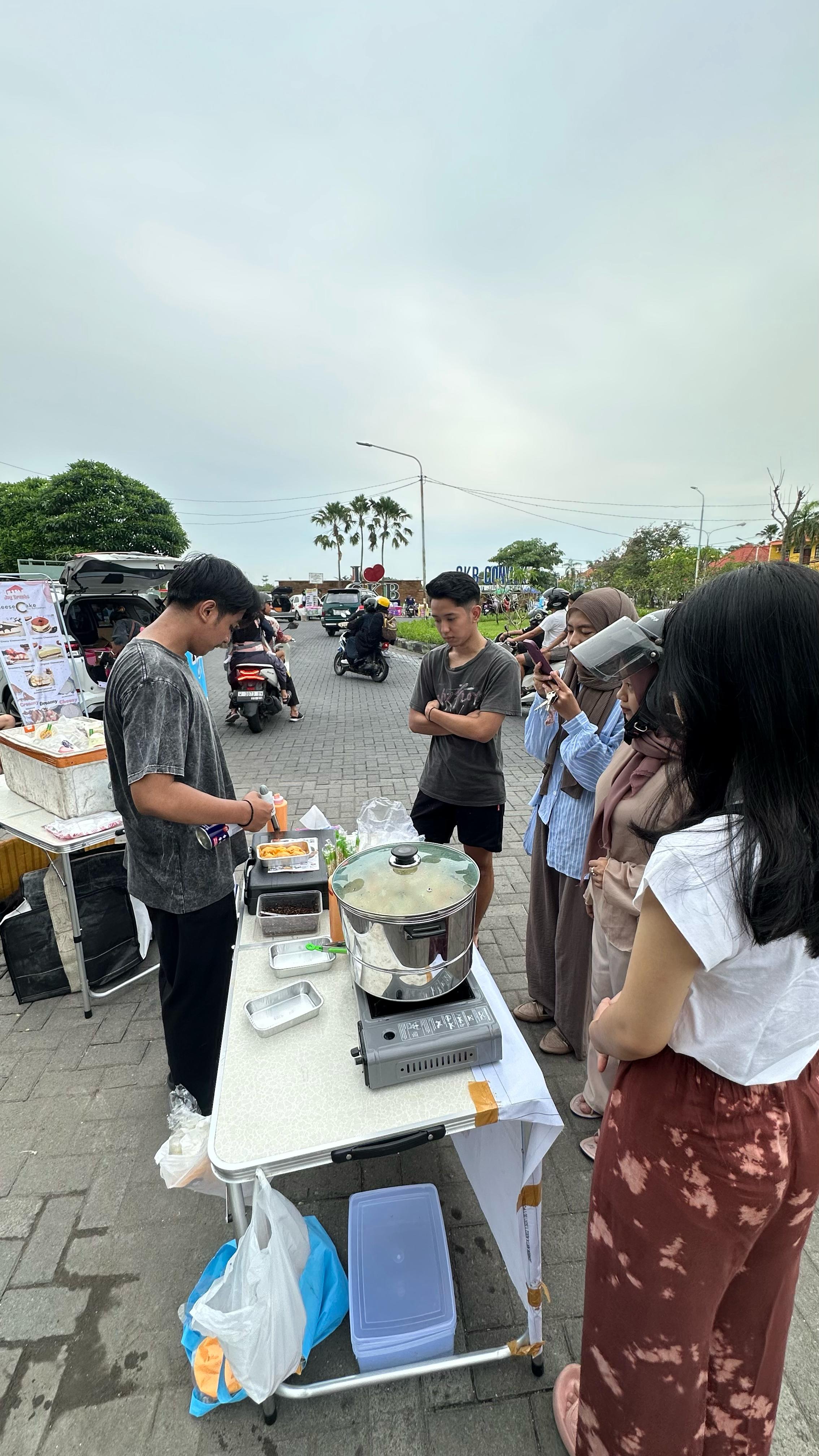 Ramai : Mie Bakar menjadi salah satu menu kuliner yang diserbu warga saat ngabuburit di taman I Love GKB.