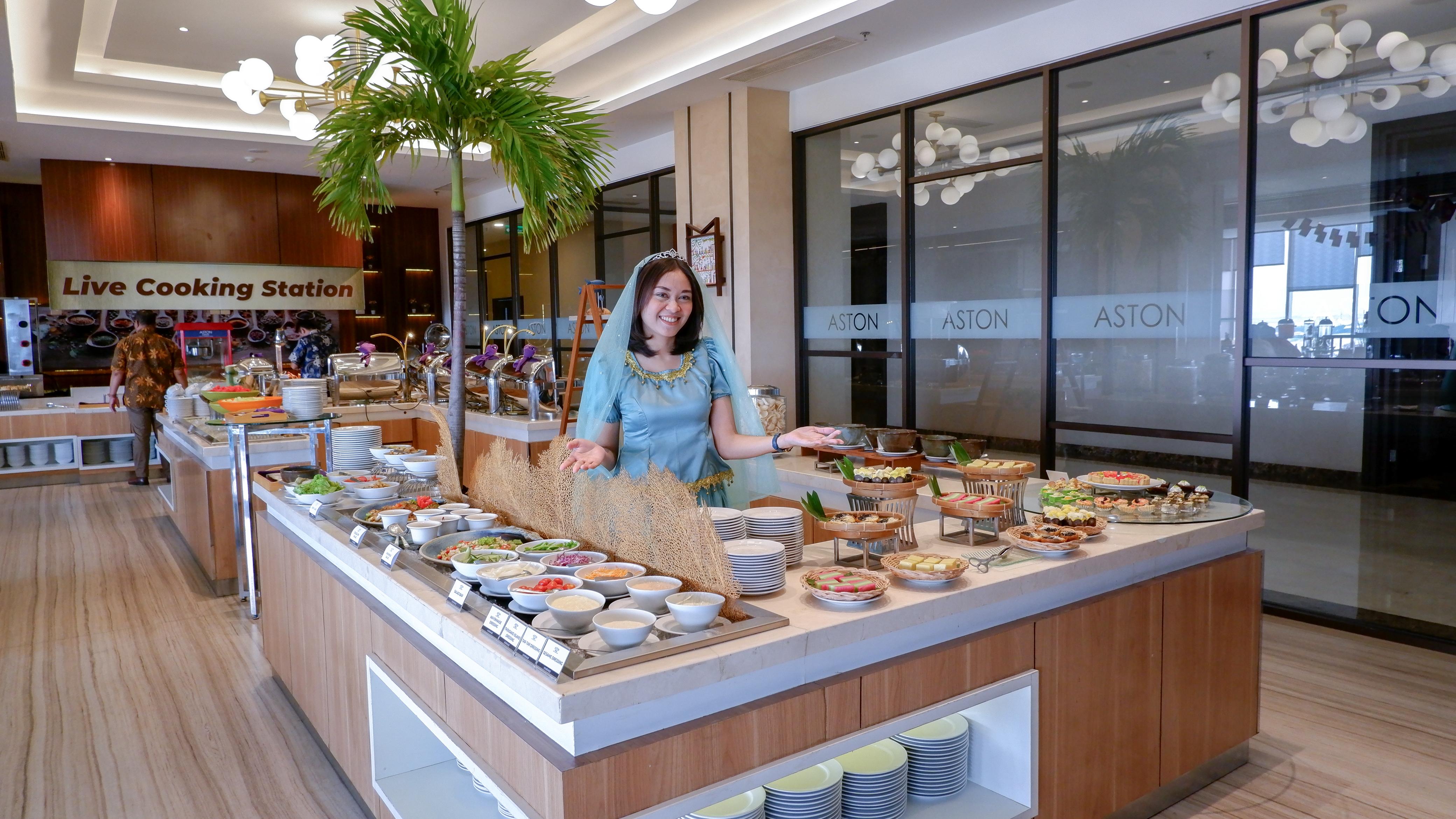 MENU BERBAGAI NEGARA : Buffet Around The World yang menghadirkan beragam menu khas dari berbagai belahan dunia.