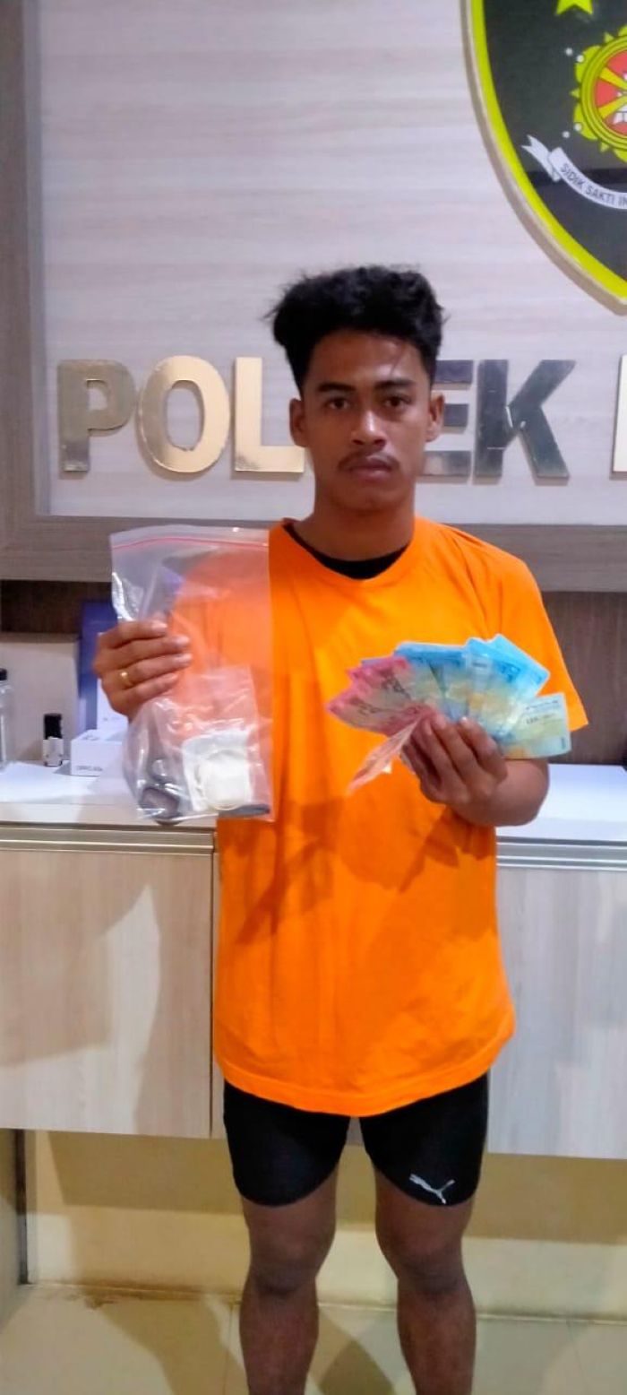 DIAMANKAN: Tersangka Ahmad Alif Agung Saputro saat diamankan di Mapolsek Manyar beserta barang bukti hasil curian.