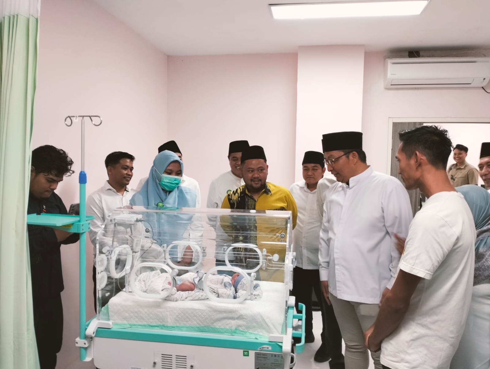 TINJAU PELAYANAN: Bupati Gresik Fandi Akhmad Yani bersama Wakil Bupati dr. Asluchul Alif dan Sekda Ahmad Washil Miftahul Rahman mengunjungi Rumah Sakit Gresik Sehati.