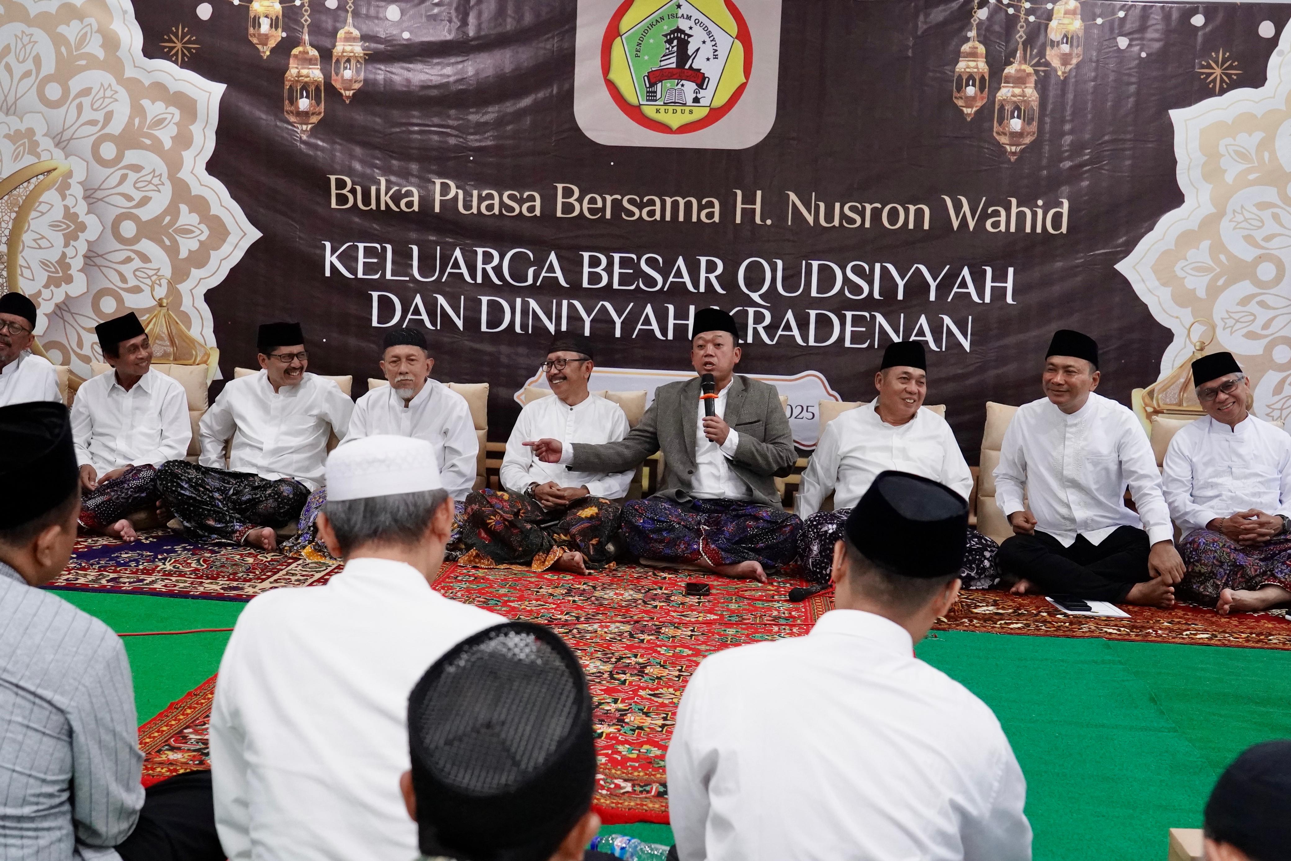 Menteri ATR/BPN Nusron Wahid berdialog dengan jamaah Ponpes Qudsiyyah yang ada di Jawa Tengah.