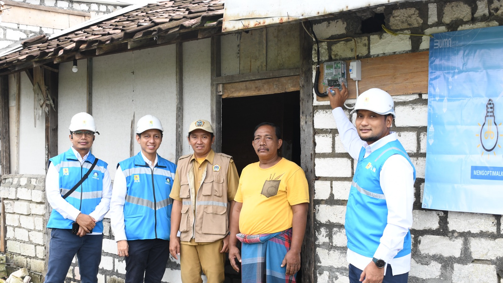 Manajer PLN UP3 Gresik, Andi Seno Hendriatmoko (kanan) melakukan penyalaan listrik serentak dalam program LUTD yang mengusung tema Mengoptimalkan Berkah Ramadhan 1446 H.