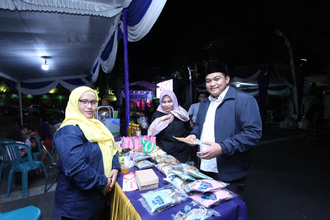 PRODUK UNGGULAN : Syahrul Munir yang saat ini menjabat sebagai Ketua DPRD Gresik  mengunjungi stan UMKM yang menampilkan beragam produk unggulan dari para pelaku usaha kecil dan menengah lokal