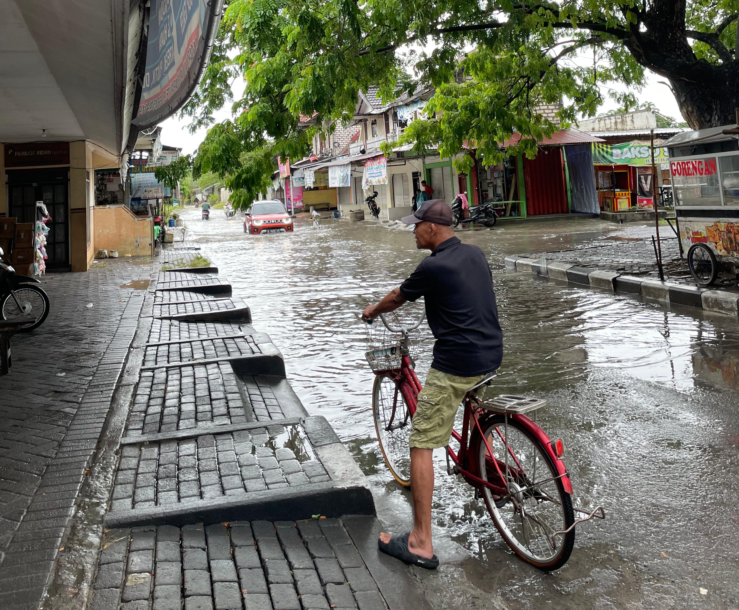 Genangan ini menghambat aktivitas warga, terutama di sekitar Pasar Dukun hingga tikungan jalan.