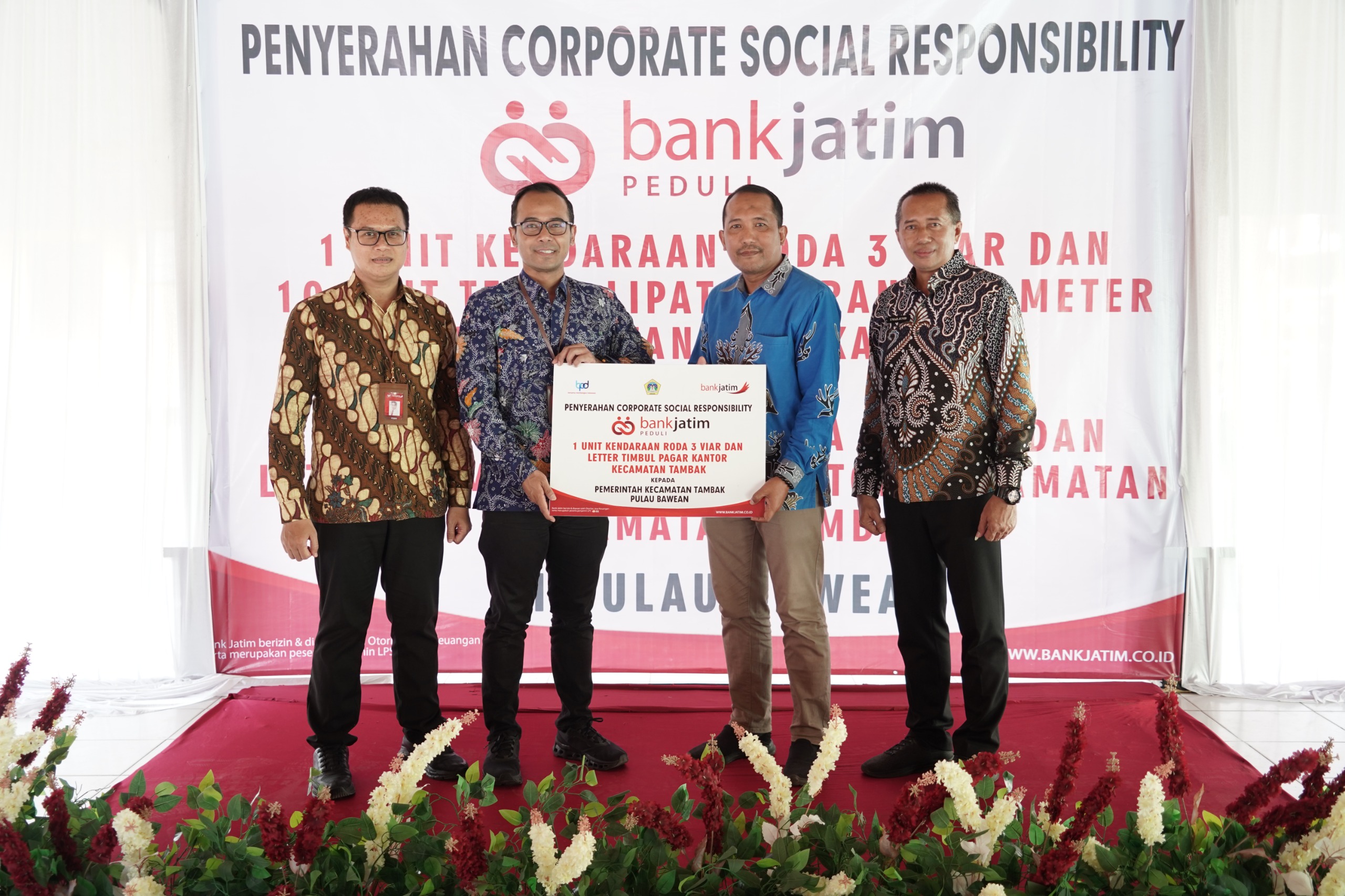BANTUAN: PT Bank Pembangunan Daerah Jawa Timur Tbk (Bank Jatim) menyerahkan CSR di Pulau Bawean.