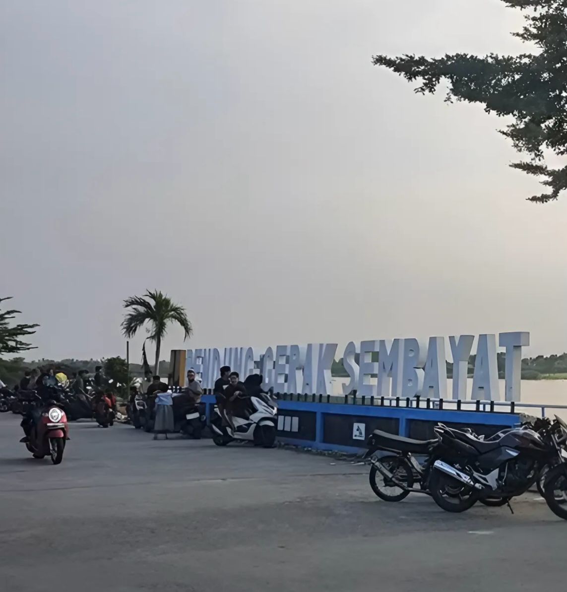 Menjelang berbuka puasa, suasana di sekitar Bendung Gerak Sembayat (BGS), Desa Sidomukti, Kecamatan Bungah, Kabupaten Gresik,