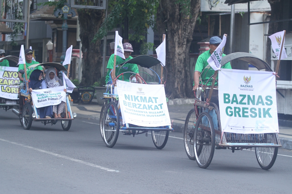 KAMPANYE ZAKAT : Syiar Zakat Ramadan BAZNAS Gresik  dilakukan dengan pawai keliling Gresik bersama OJOL, OPANG, dan Tukang Becak.