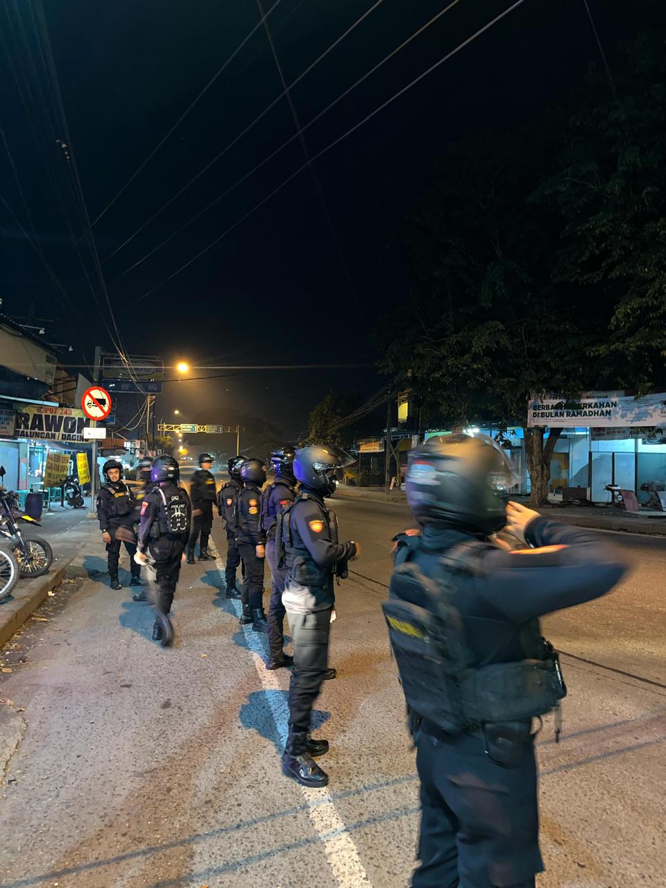 GENCAR PATEOLI : Tim Raimas Kalamunyeng Polres Gresik saat menggencarkan patroli kondusivitas di wilayah Kabupaten Gresik.