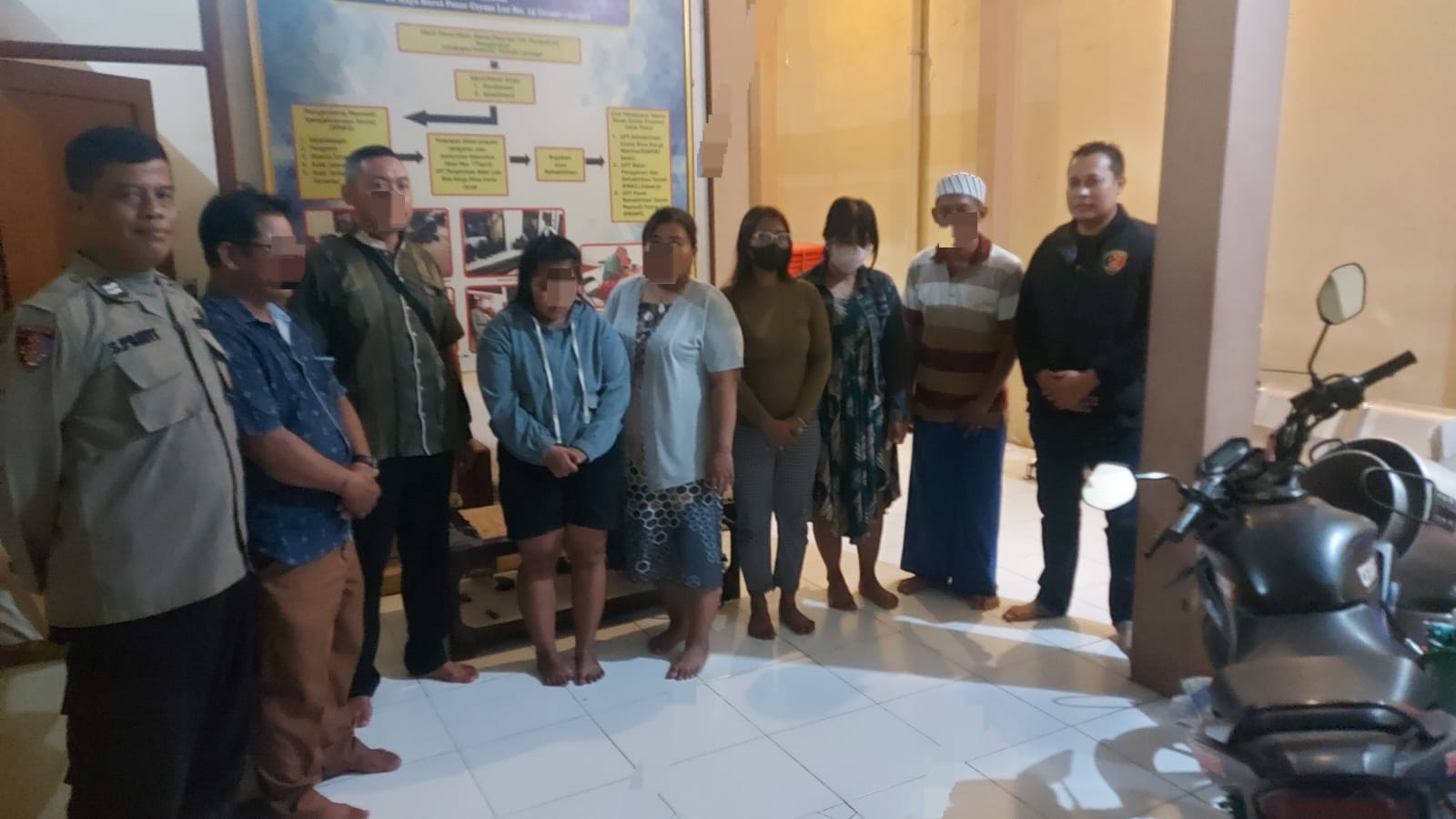 Unit Reskrim Polsek Duduksampeyan berhasil mengamankan empat wanita yang diduga terlibat dalam praktik prostitusi online melalui aplikasi MiChat