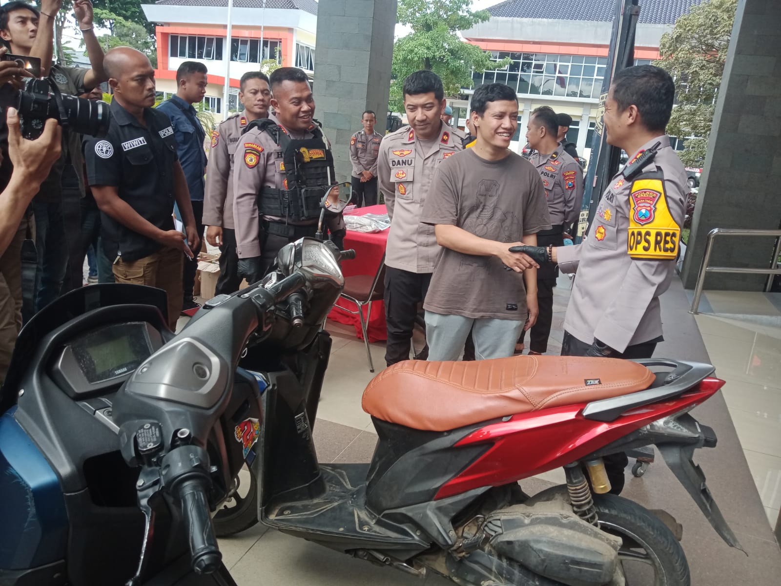 DIKEMBALIKAN : Kapolres Gresik, AKBP Rovan Richard Mahenu saat mengembalikan motor milik korban usai di curi para pelaku curanmor yang ditangkap anggota