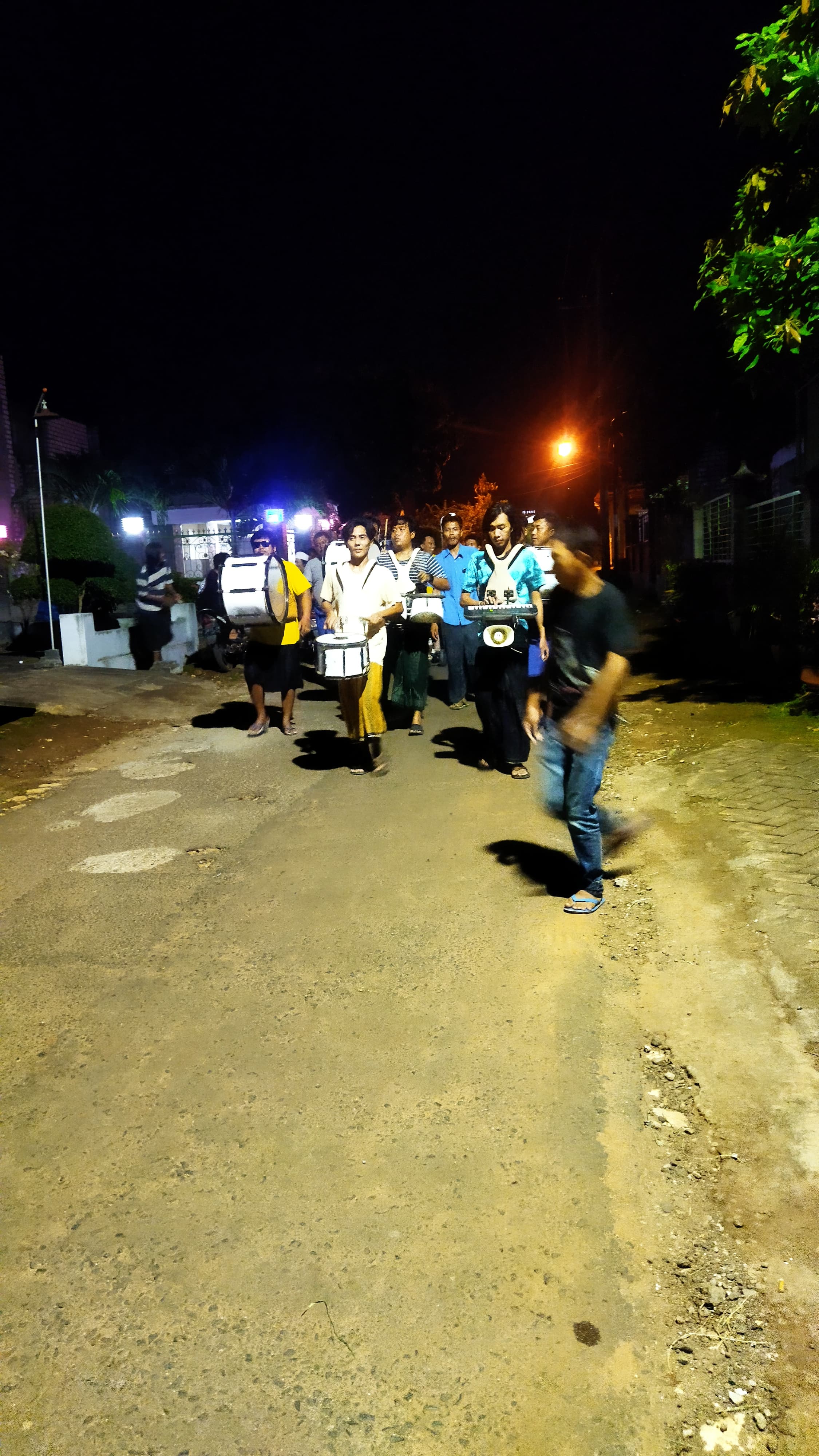 TRADISI: Suasana sahur di Desa Bolo, Kecamatan Ujungpangkah, Gresik terasa ramai dengan alat musik drumband. &nbsp;