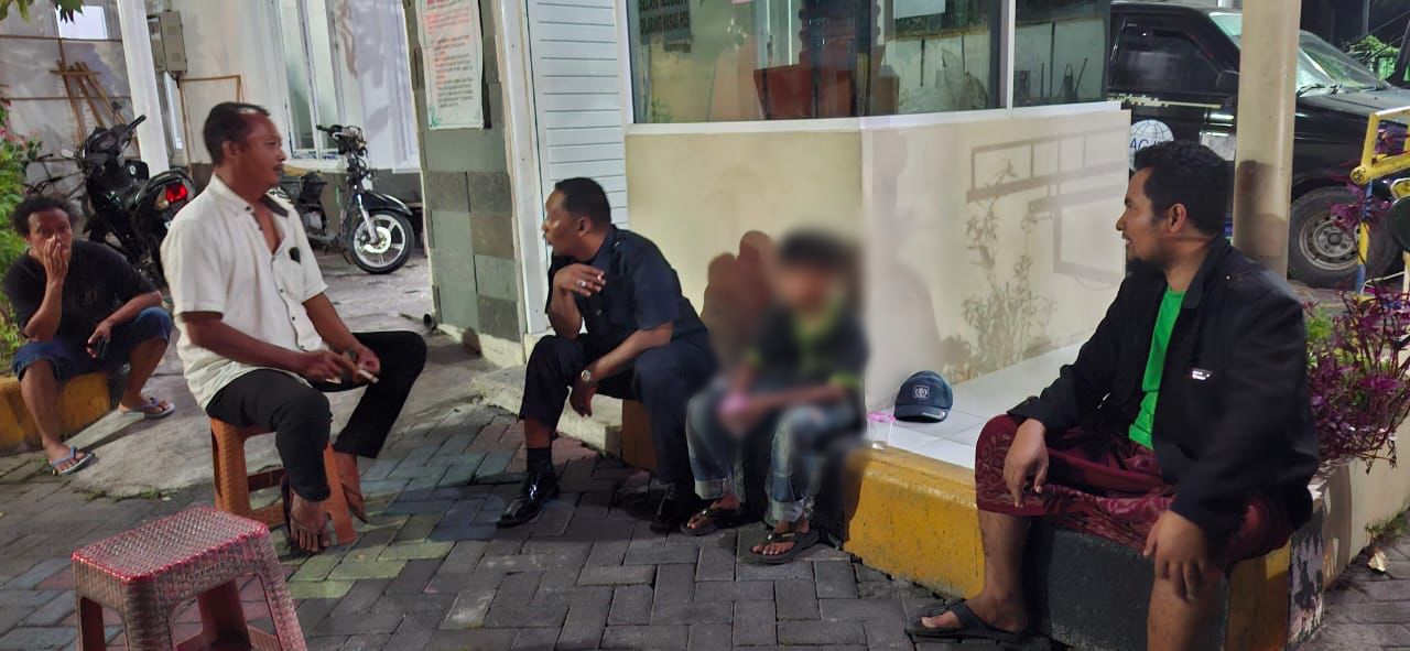 DIAMANKAN: Terduga pelaku curanmor FN saat diamankan pihak keamanan dan warga di depan Pos Satpam Jalan Topaz Perumahan Pondok Permata Suci (PPS), Desa Suci, Kecamatan Manyar.