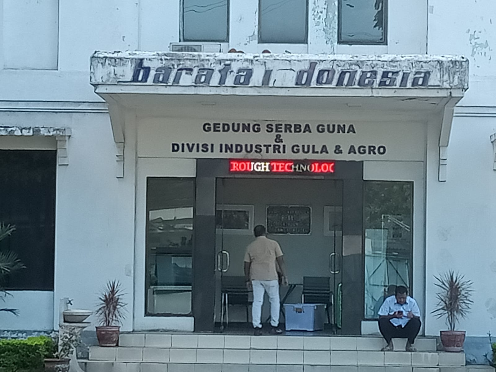 PENGGELEDAHAN: Tim penyidik Kortastipidkor Polri didampingi anggota Unit Tipikor Polres Gresik saat melakukan penggeledahan di gedung serbaguna dan Divisi Industri Gula dan Agro, Jalan Raya Darmosugon