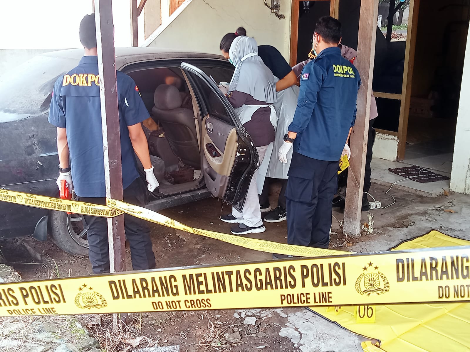 OLAH TKP: Tim Forensik Polda Jatim saat melakukan olah TKP dan identifikasi kerangka manusia yang ditemukan dalam mobil Honda Civic di Asrama Polisi Polsek Ujungpangkah, Gresik.