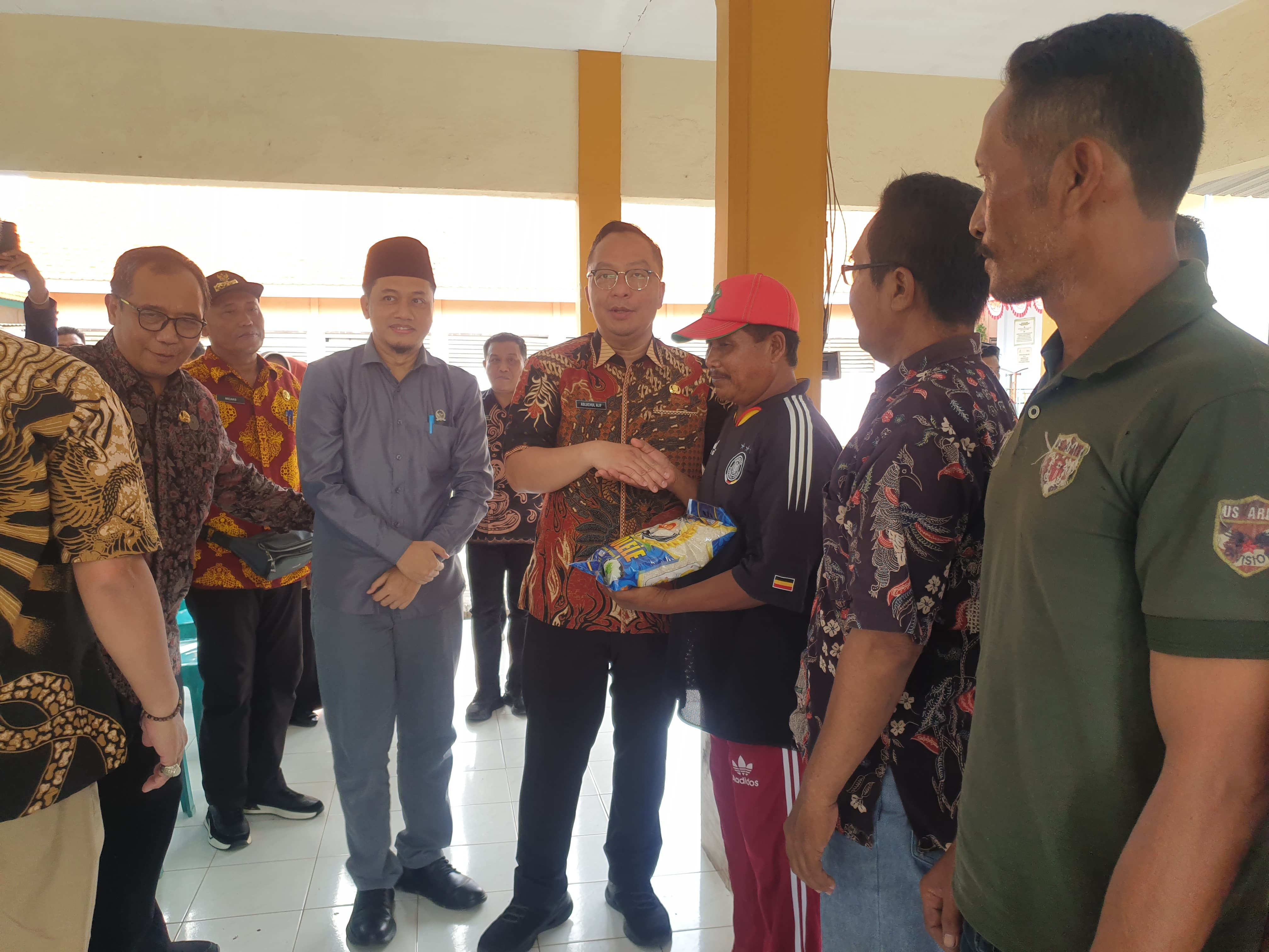 BANTUAN: Wabup Gresik dr. Alif menyerahkan bantuan sembako dengan total 4,5 ton kepada nelayan di tiga kampung di Kecamatan Ujungpangkah, Gresik.