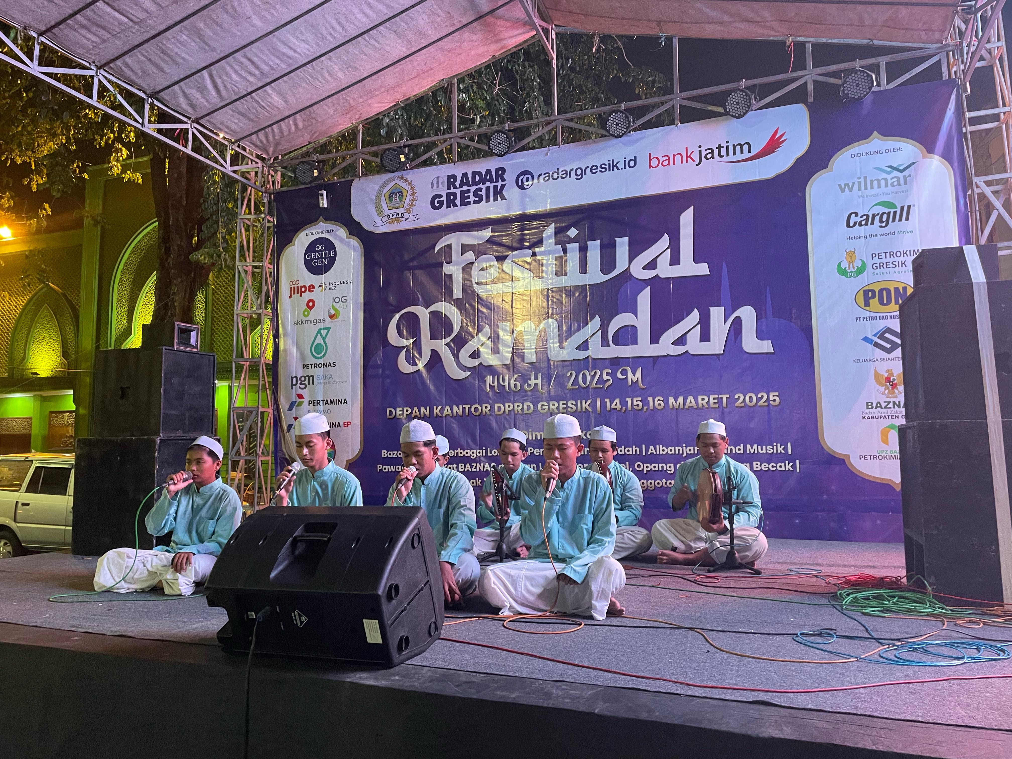 KEREN: Tampilan Albanjari SMP Islamic Qon tampil dalam Festival Ramadan yang digelar Radar Gresik bekerjasama dengan DPRD Gresik.