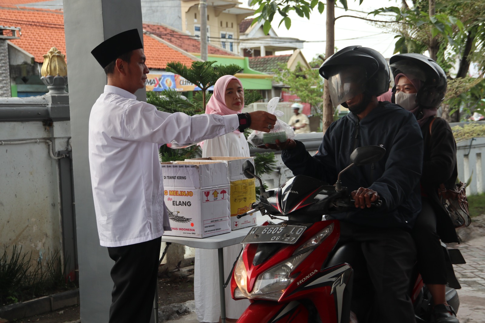 BERBAGI: Kepala Rutan Gresik Yuliawan Dwi Nugroho beserta jajaranya saat memberikan takjil kepada masyarakat dan santunan untuk anak yatim.
