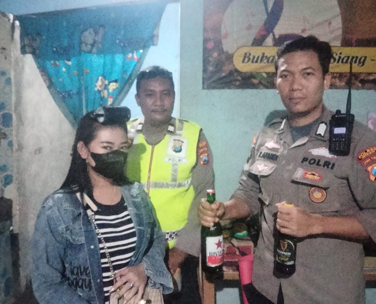 DIRAZIA :  Petugas gabungan dari Polsek Bungah dan Satpol PP menggerebek warung kopi di Dusun Lebak, Kecamatan Bungah, Gresik.