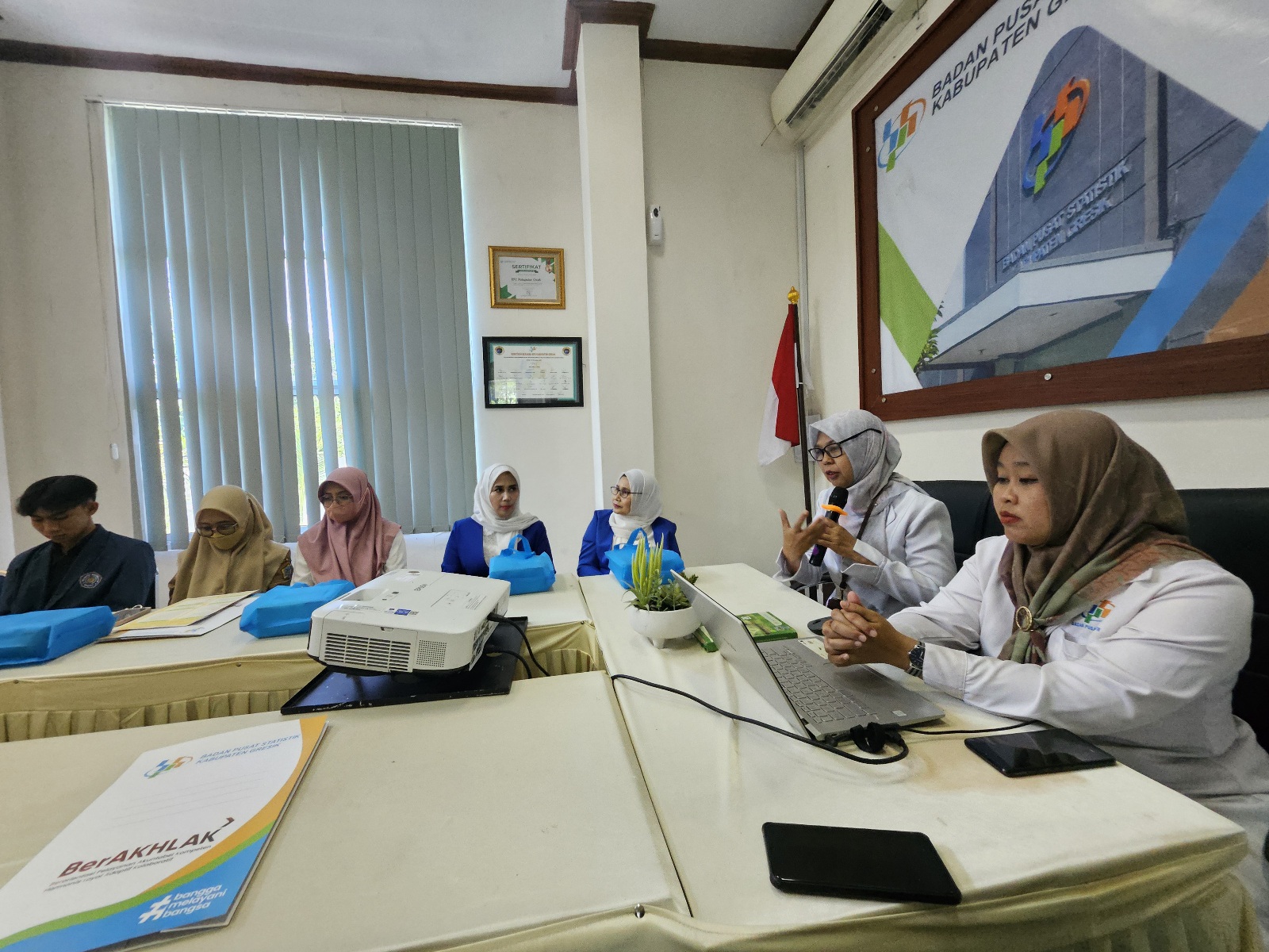 Sosialisasi Pelayanan : Indriya Purwaningsih membuka FGD Pelayanan Publik BPS Gresik.