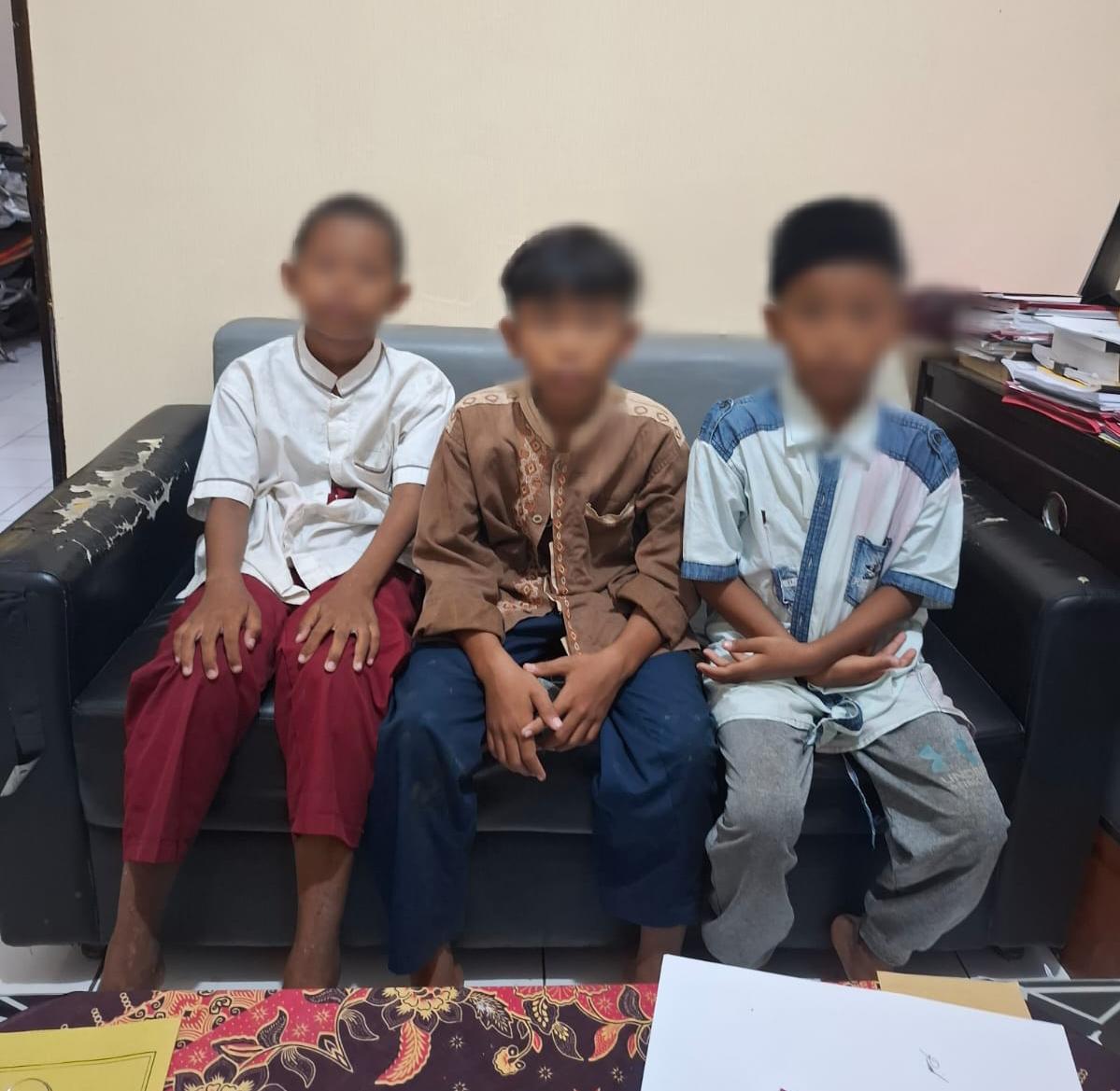 DIAMANKAN : Ketiga pelaku yang masih anak - anak saat diamankan warga dan diserahkan ke Polsek Gresik Kota usai diduga mencuri sepeda motor milik warga di depan pangkas Rambut Jalan Harun Thohir.