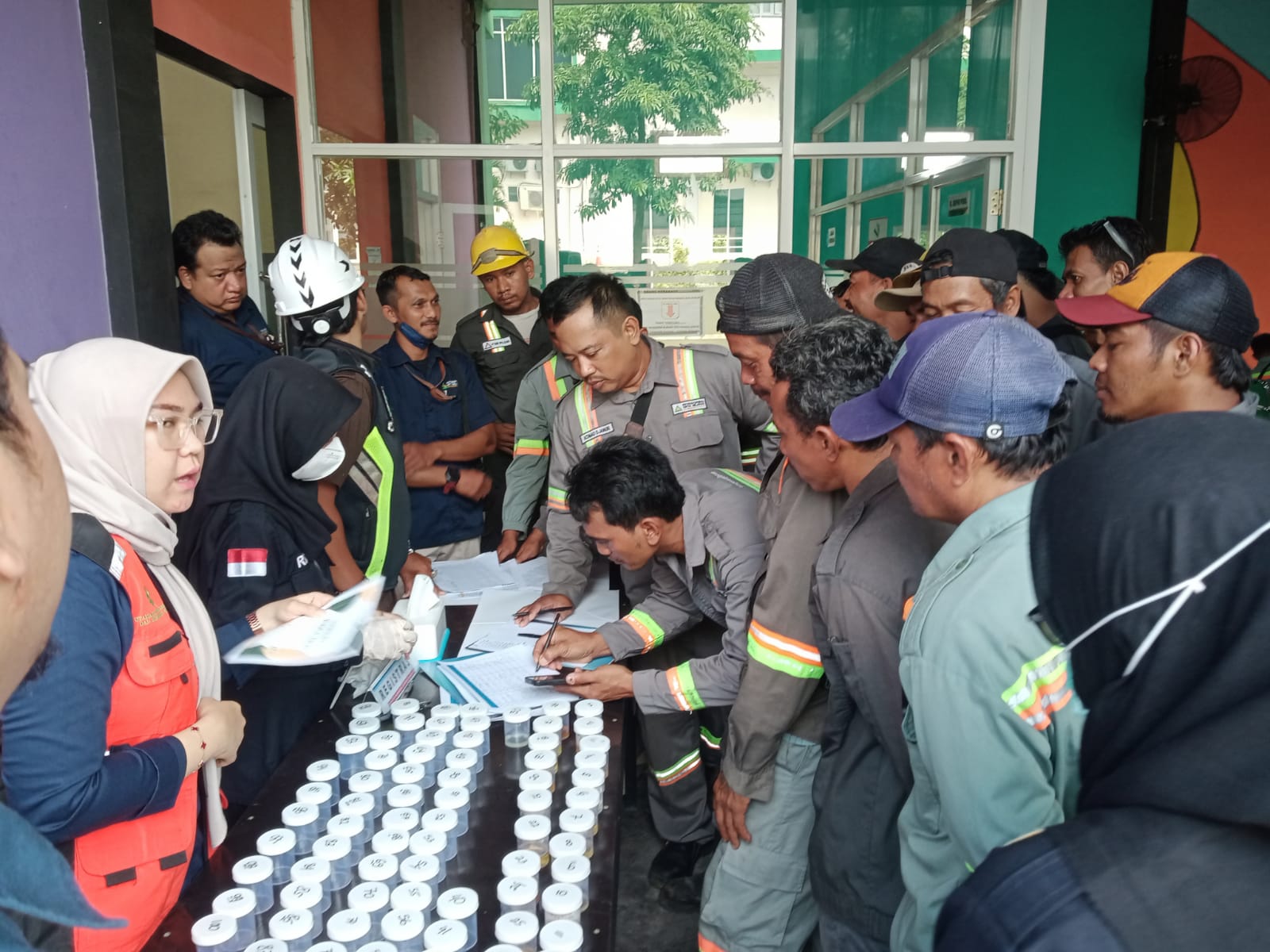 TES URINE : Karyawan PT. PCS saat mengikuti tes urine yang dilakukan oleh BNN Kabupaten Gresik.