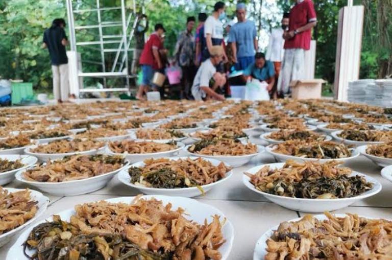 KOLAK AYAM :  Sanggring atau kolak ayam, tradisi masyarakat di Desa Gumene, Kecamatan Manyar, Kabupaten Gresik setiap malam 23 ramadan telah memasuki usia 5 abad.