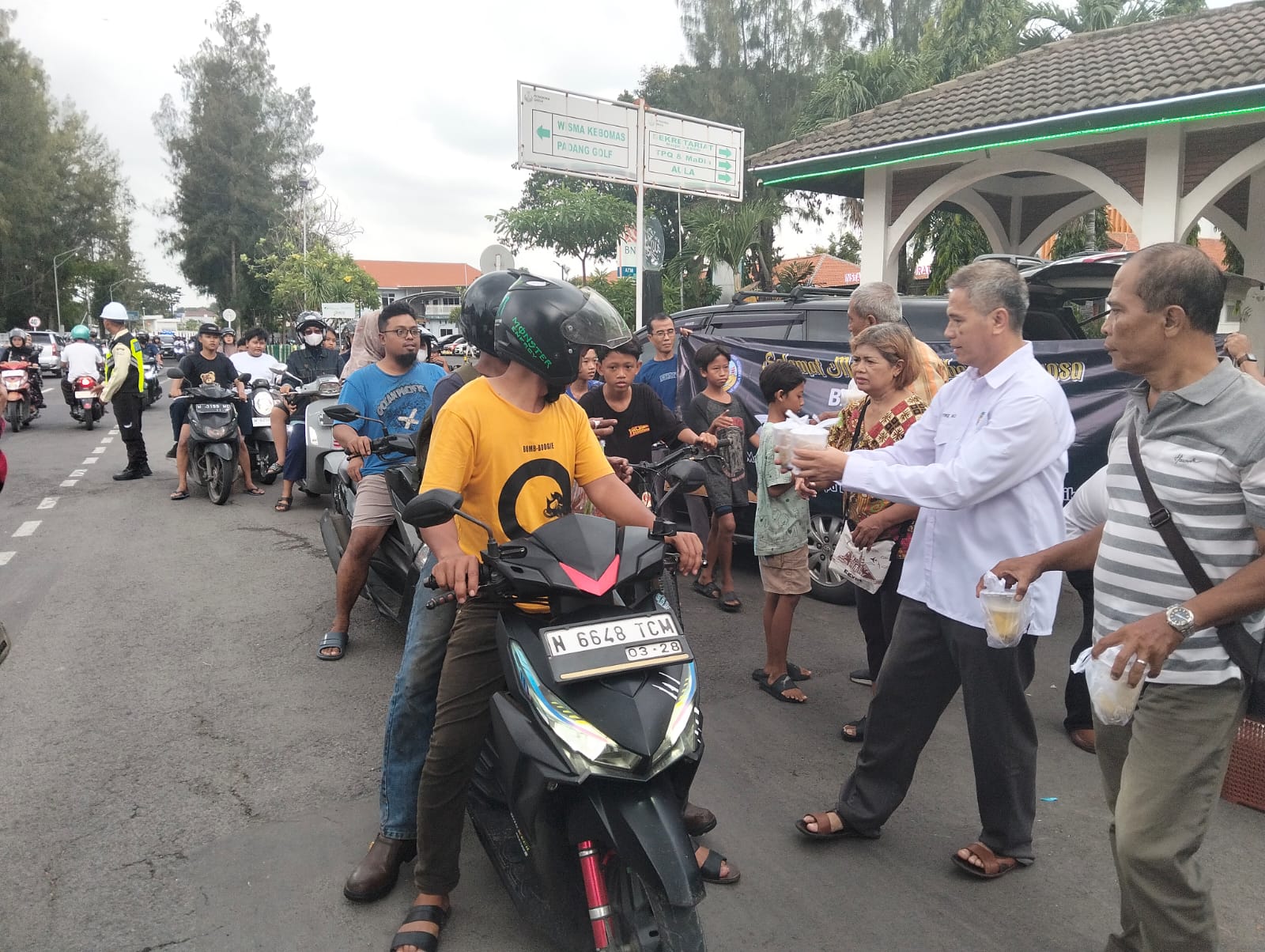 Rukun : Bamag Gresik membagikan ratusan takjil kepada pengguna jalan Ahmad Yani, kemarin Senin (17/3).