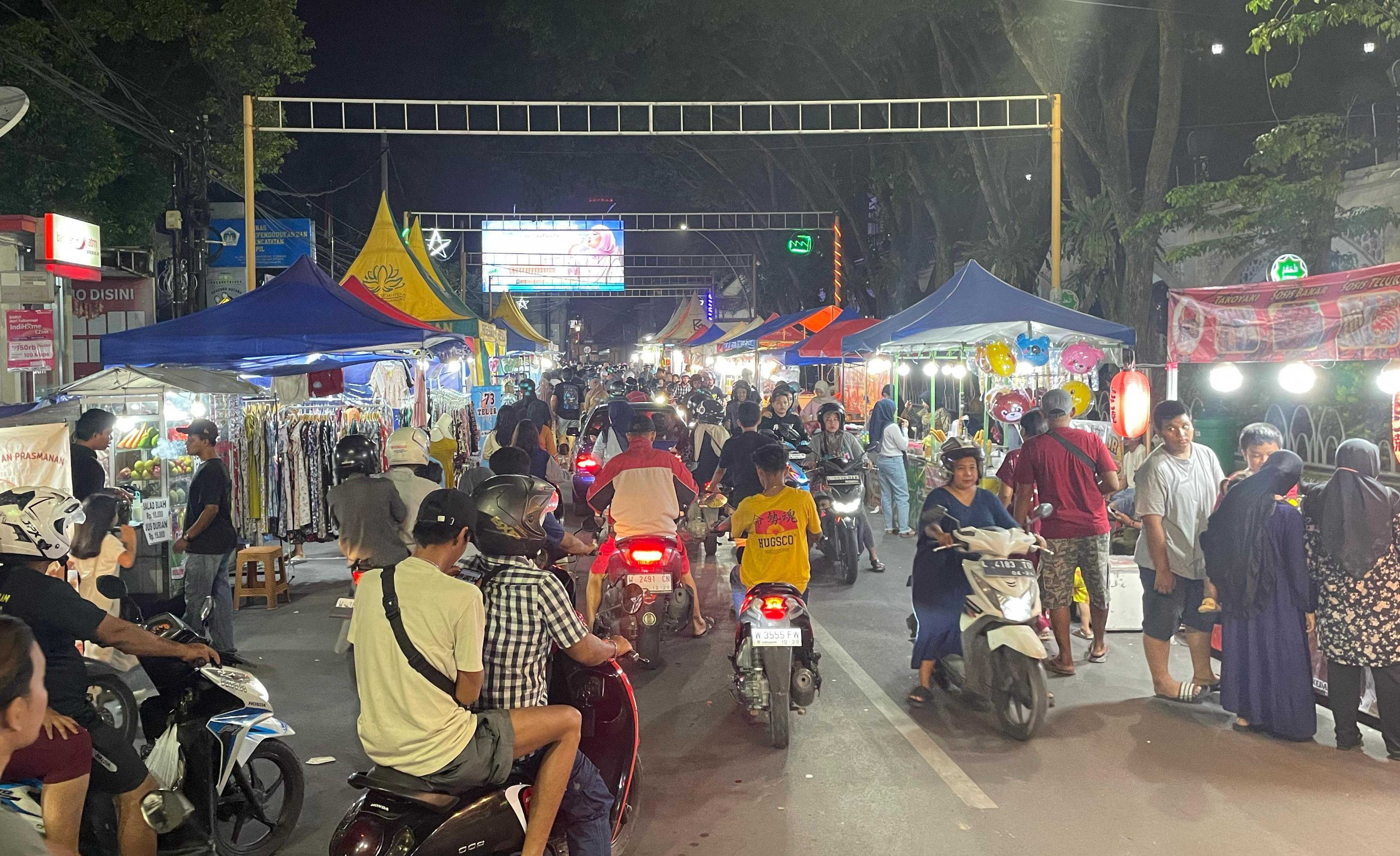 SEMARAK: Peserta UMKM Gresik kebanjiran berkah saat pengendara motor banyak yang mampir untuk membeli produk di Festival Ramadan.