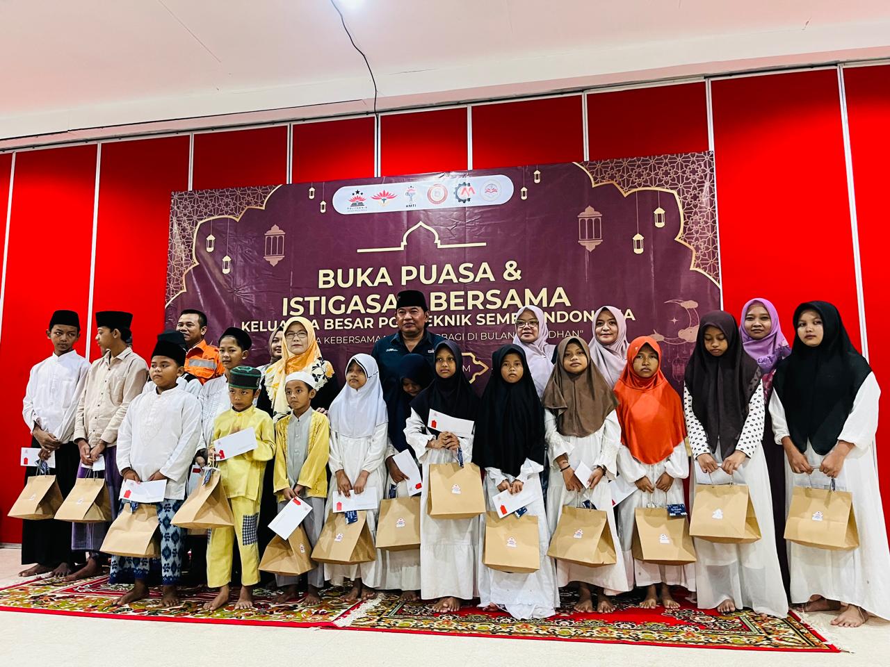 BUKA PUASA: Keluarga besar Politeknik Semen Gresik Indonesia menggelar buka puasa dan santunan.