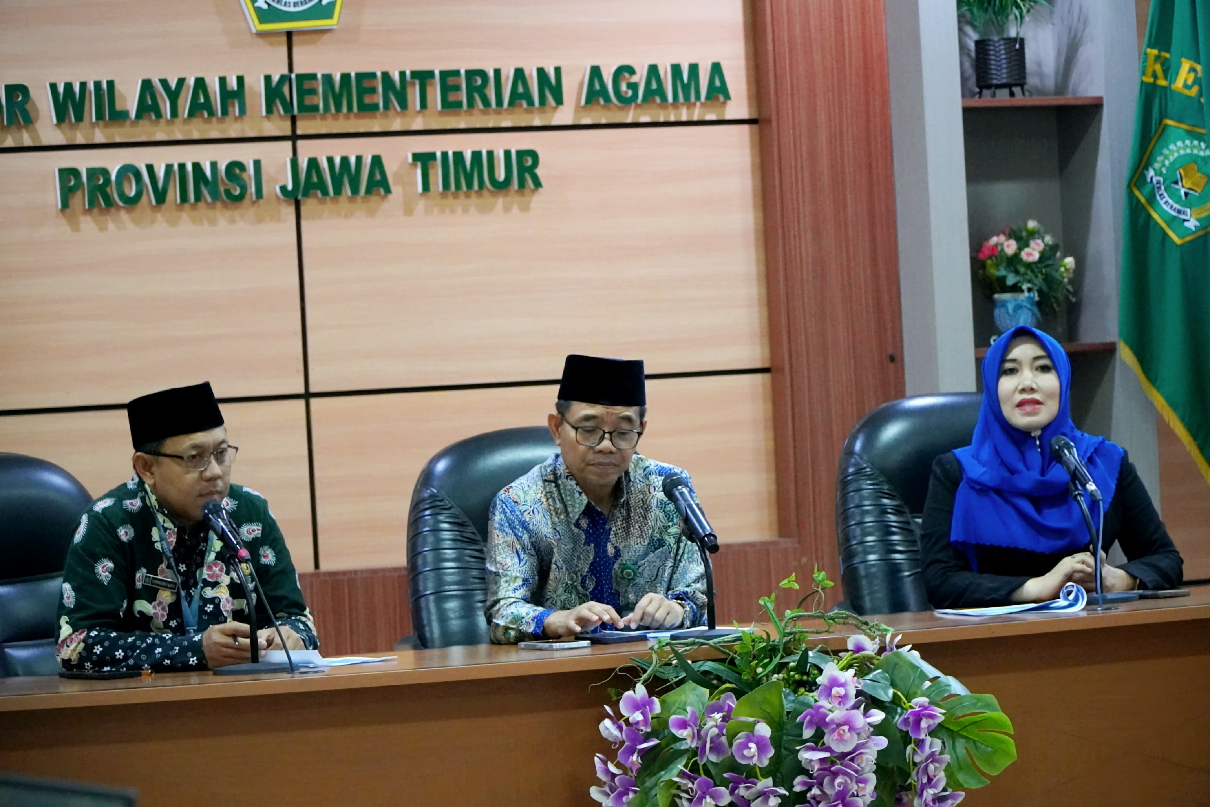 Anggota DPD RI Lia Istifhama bersama Kepala Kemenag Jatim Akhmad Sruhi Bachtiar saat kunjungan kerja ke Kantor DPD RI.