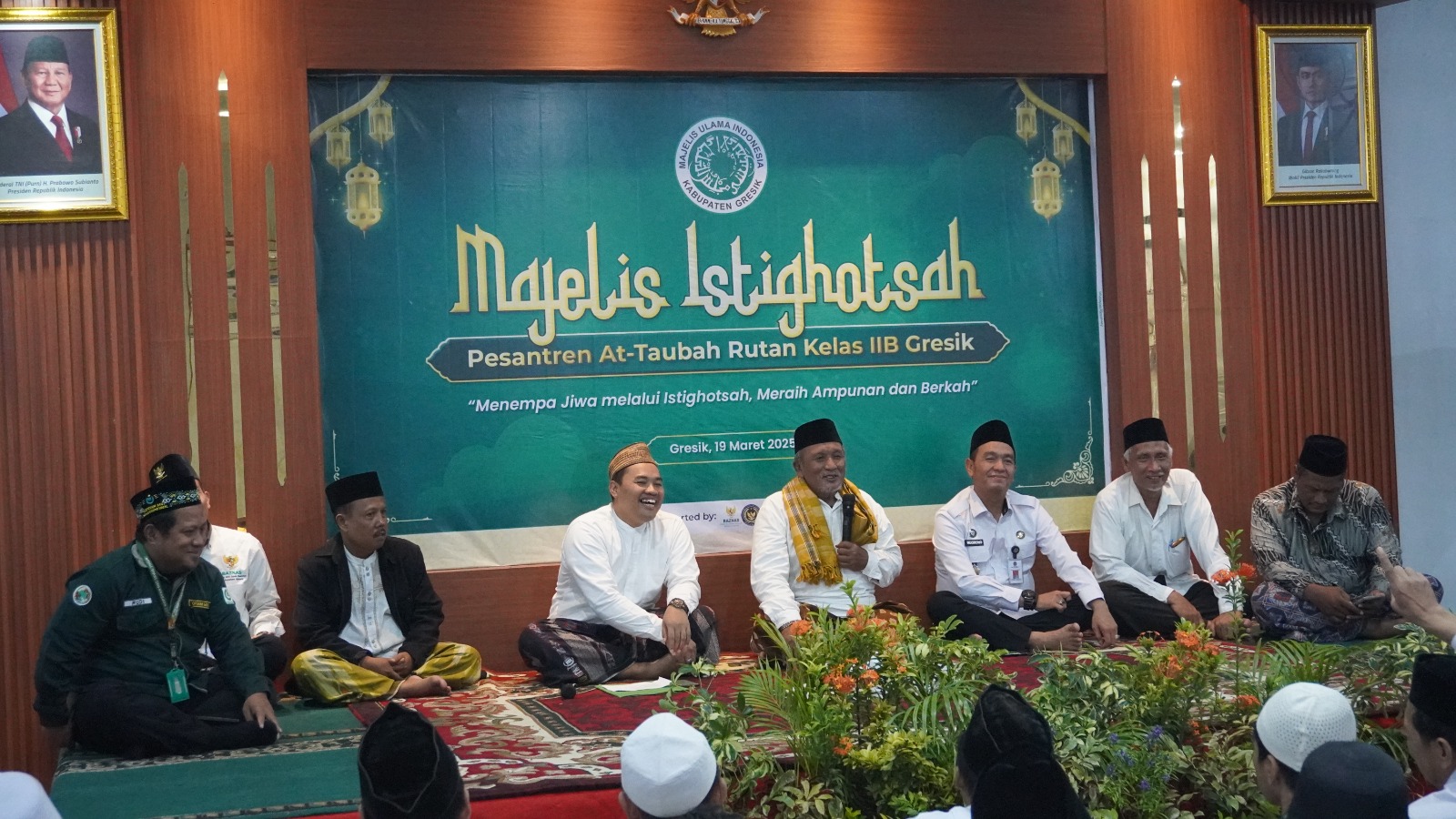 Majelis Ulama Indonesia (MUI) Kabupaten Gresik, melalui Pesantren At-Taubah, mengadakan Majelis Istighotsah bekerja sama dengan Badan Amil Zakat Nasional (BAZNAS) Gresik dan Rutan Kelas IIB Gresik.