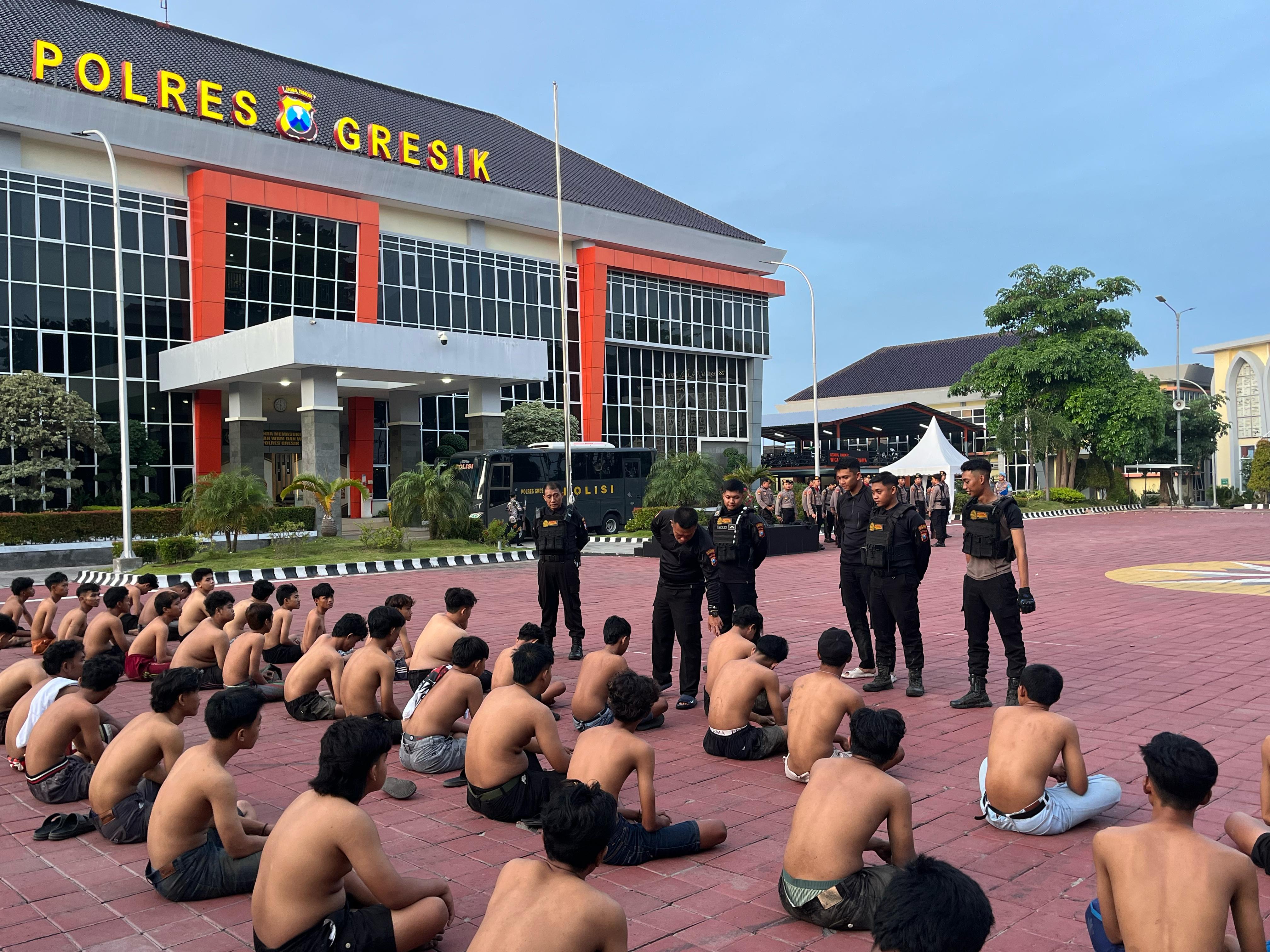 DIAMANKAN: 54 pemuda diamankan polisi saat balap liar di wilayah Gresik Utara.