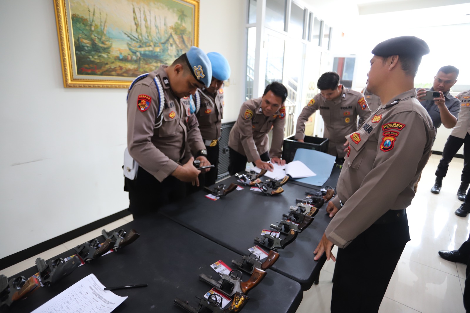 CEK SENJATA : Wakapolres Gresik, Kompol Danu Anindhito Kuncoro Putro didampingi Kasi Propam Iptu Eriq Panca saat melakukan pengecekan senpi milik anggota Polres Gresik secara berkala.